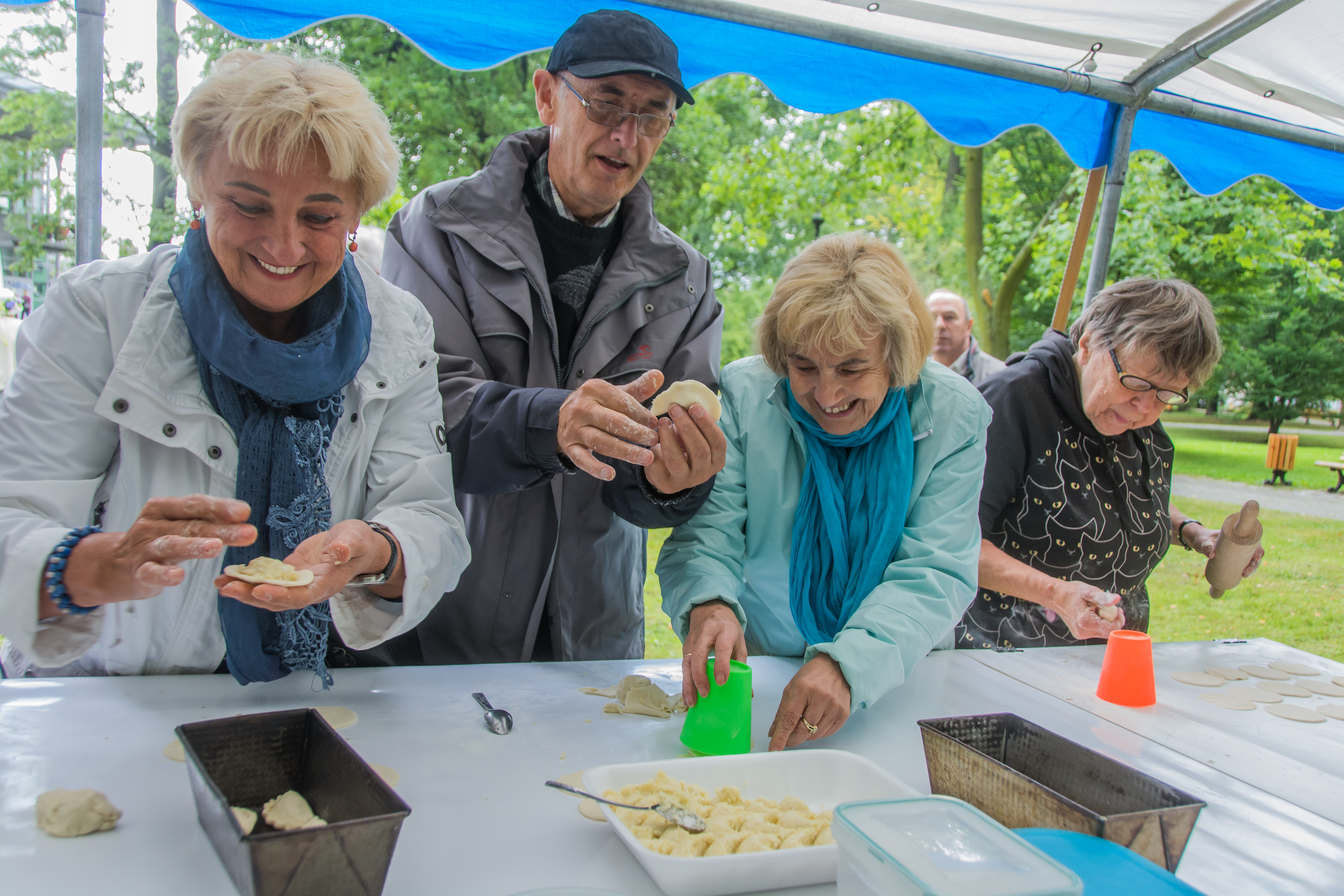 uśmiechnięci seniorzy w parku