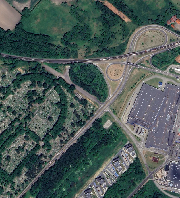 wizualizacja miejsca pochówku dla zwierząt - zdjęcie z lotu ptaka na ul. OIkulickiego, Cmentarz Centralny, a nad nim zieleniec, gdzie ma powstac miejsce pochówku zwierząt