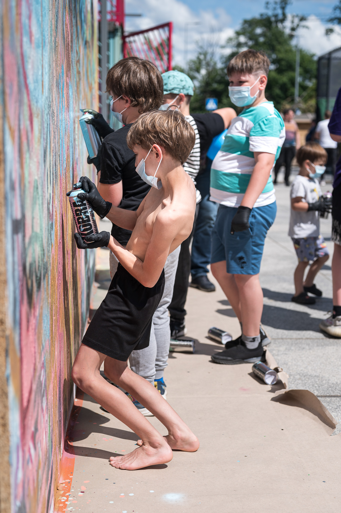 Fot. materiały organizatora Dzieci tworzące graffiti