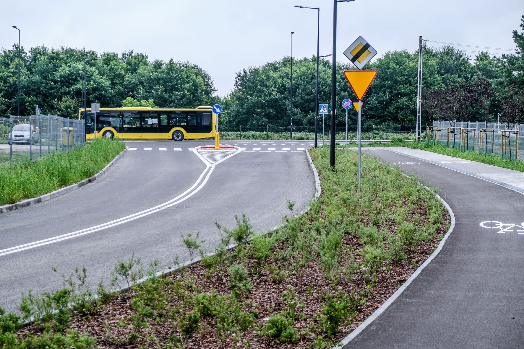 fot. M. Buksa / UM Gliwice ulica, na drugim planei przejeżdżający autobus