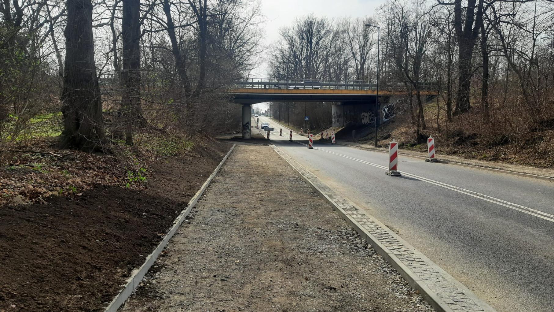 Budowa blisko 1,5-kilometrowej drogi pieszo-rowerowej wzdłuż ul. Edisona jest coraz bardziej zaawansowana -do wykonania pozostały ostatnie elementy, w tym ułożenie warstwy asfaltu i uporządkowanie terenu wokół