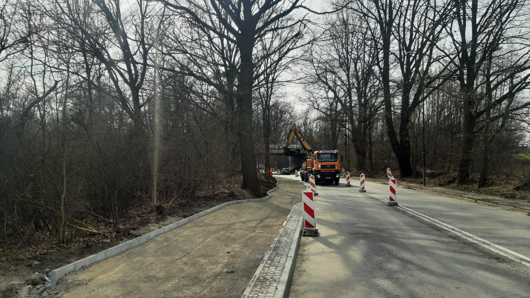 Budowa blisko 1,5-kilometrowej drogi pieszo-rowerowej wzdłuż ul. Edisona jest coraz bardziej zaawansowana -do wykonania pozostały ostatnie elementy, w tym ułożenie warstwy asfaltu i uporządkowanie terenu wokół