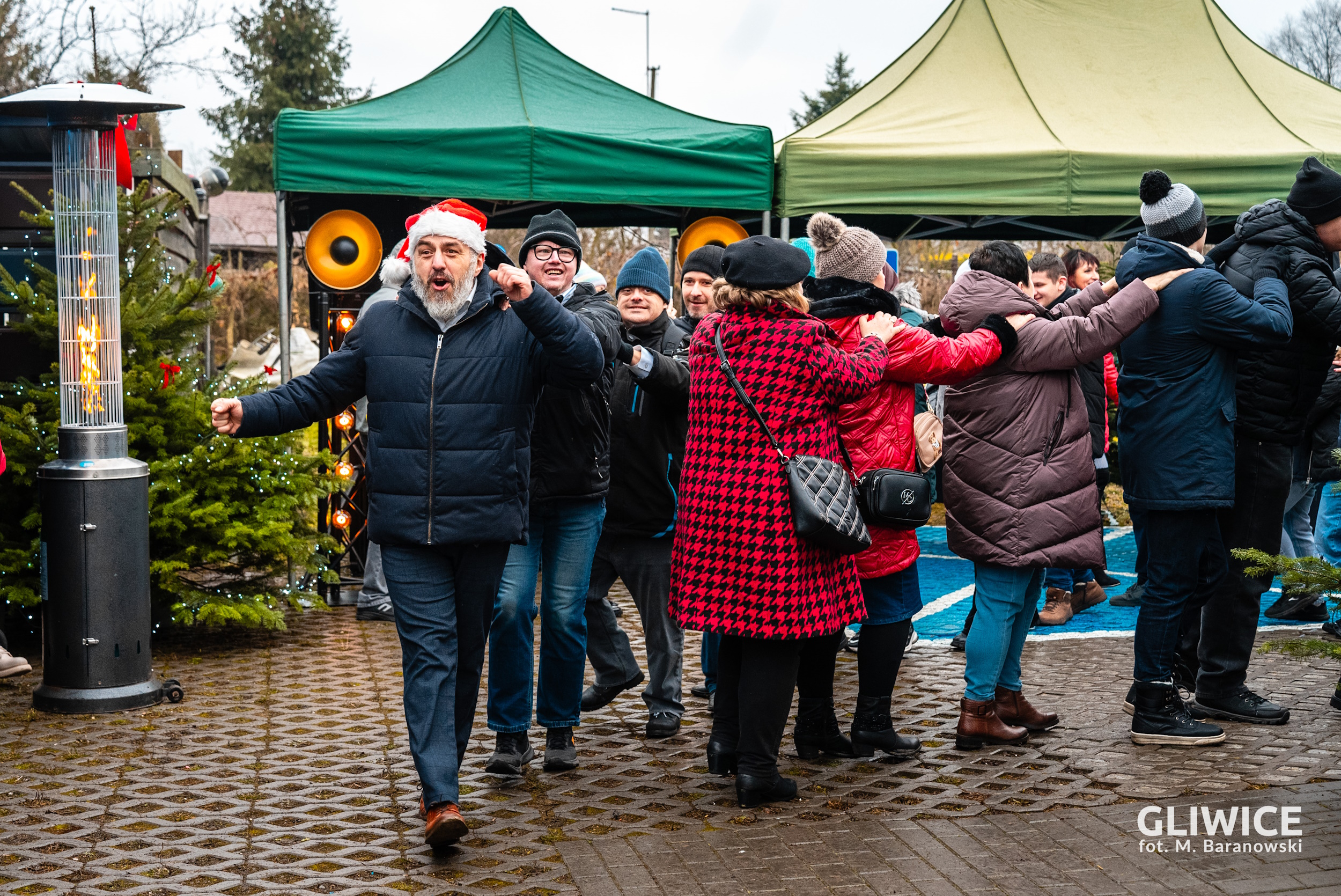 Uczestnicy wydarzenia tańczący lokomotywę