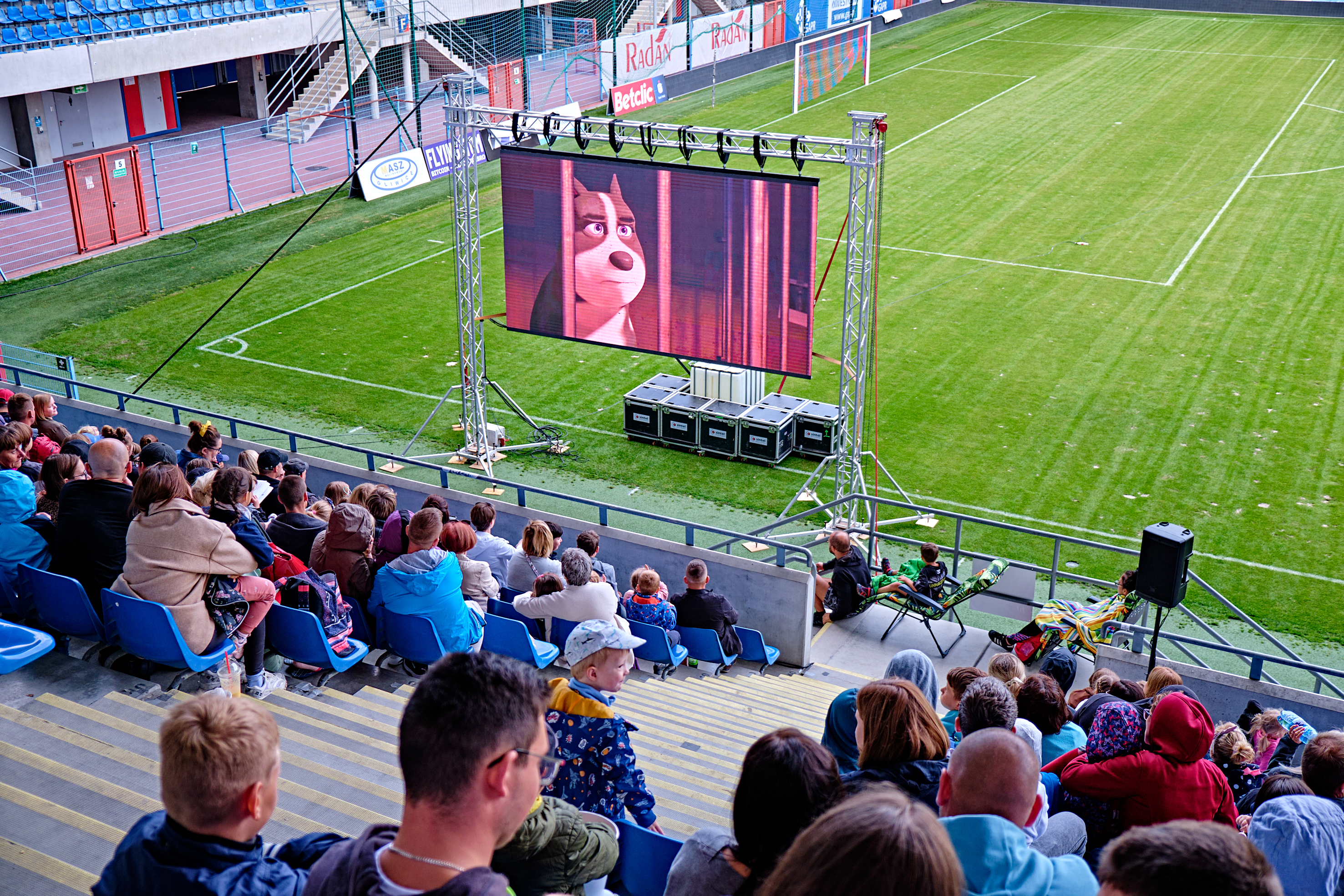 Letnie Kino Plenerowe w dzielnicy Zatorze – na Stadionie Miejskim im. P. Wieczorka (fot. M. Buksa / UM Gliwice) kino na stadionie Piasta