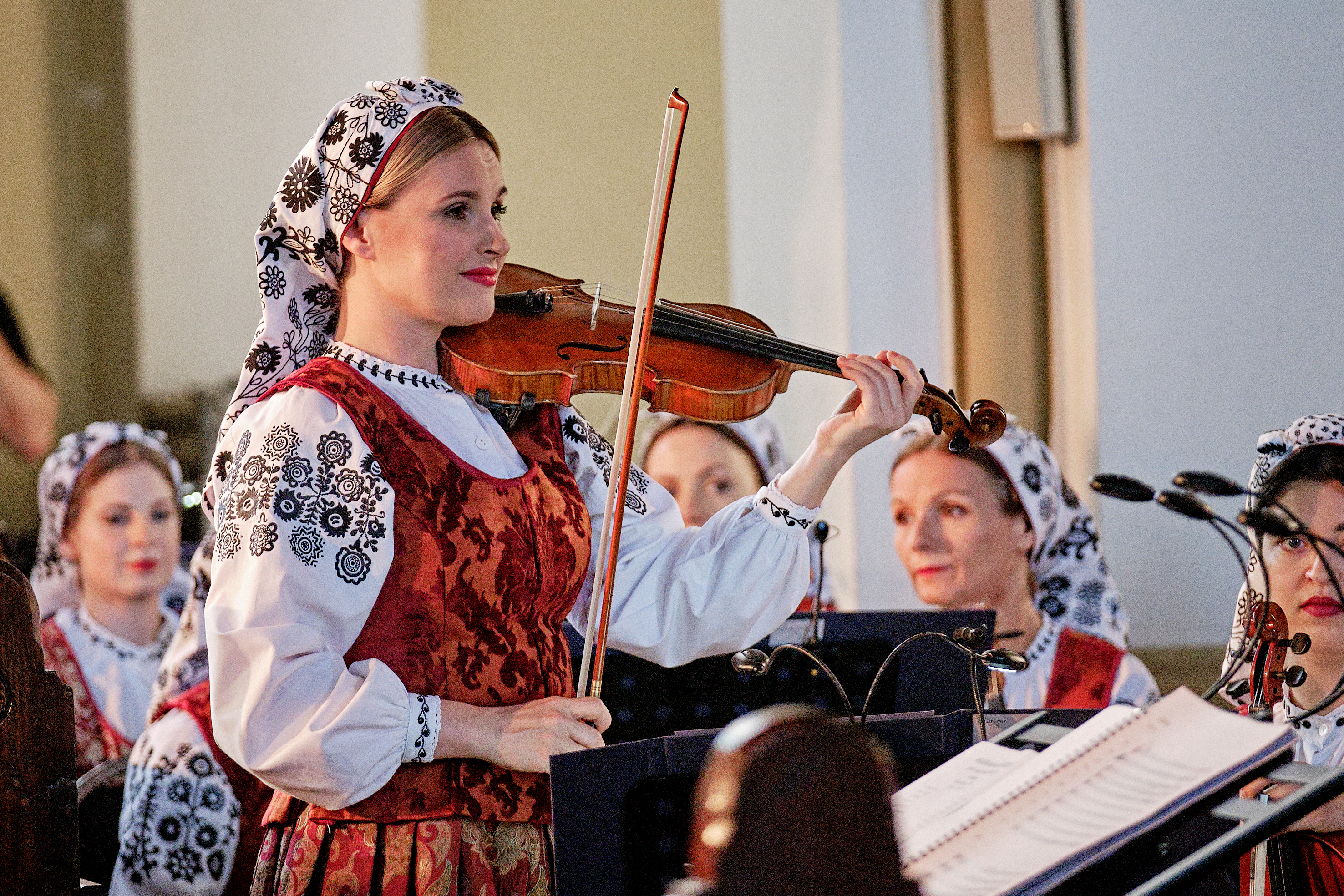 fot. M. Buksa / UM Gliwice solistka – pierwsze skrzypce, w tle orkiestra