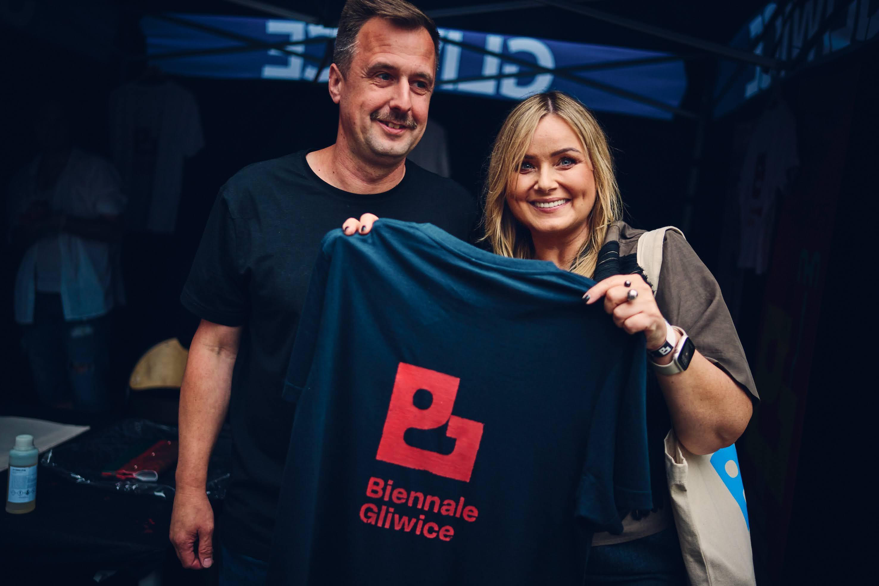 Prezydent Gliwic trzymająca koszulkę z logiem Biennale
