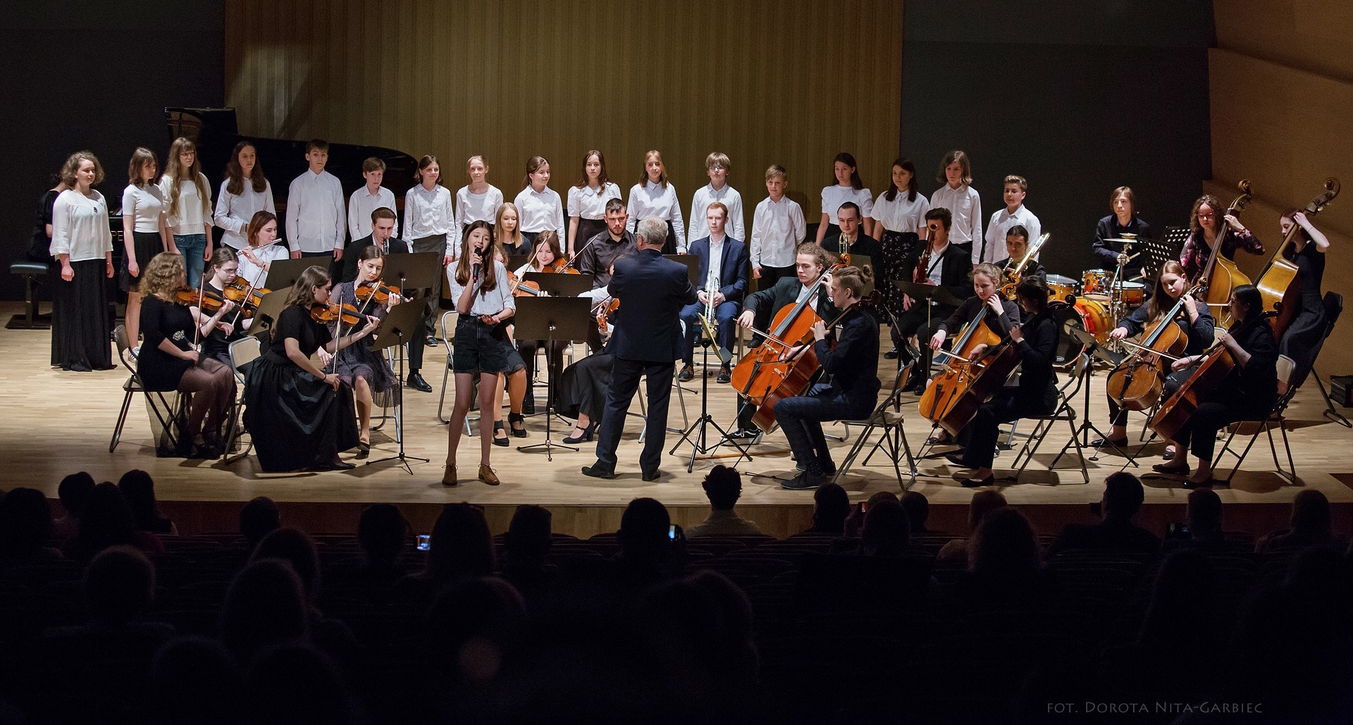 Uczniowie szkoły muzycznej występują na scenie podczas koncertu