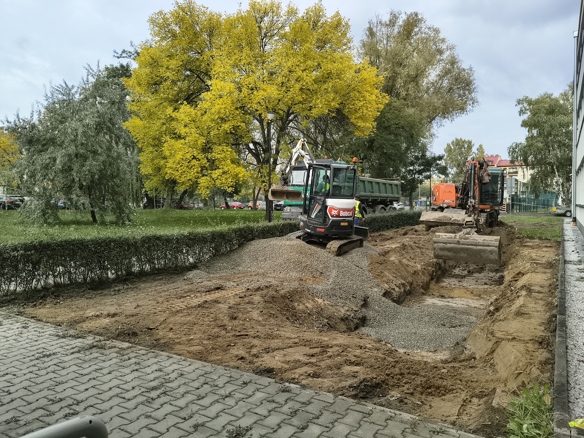 sprzęt ciężki przy budynku - trwają prace w gruncie