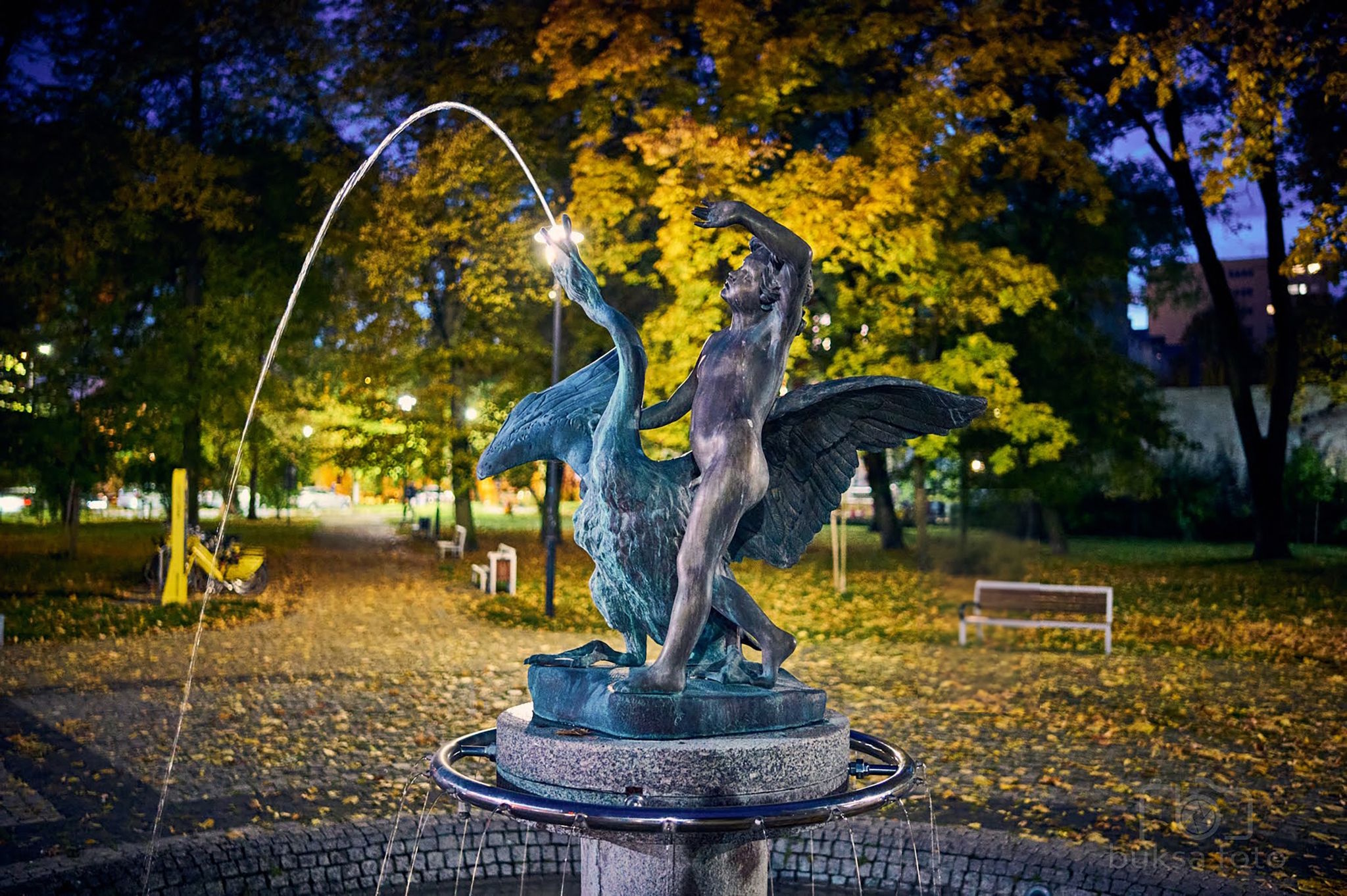 fontanna chłopiec z łabędziem w jesiennej aurze