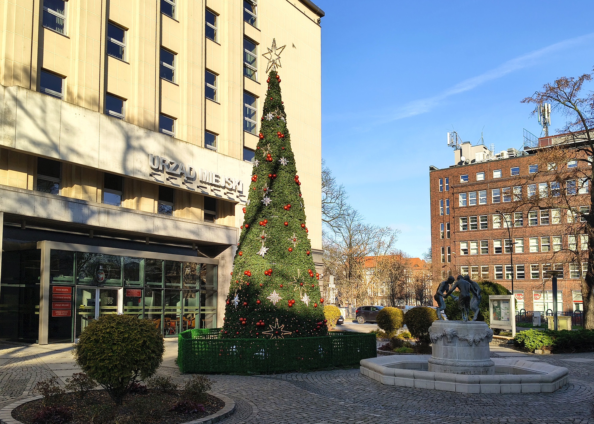 fontanna faunów, choinka i budynek Urzędu Miejskiego 