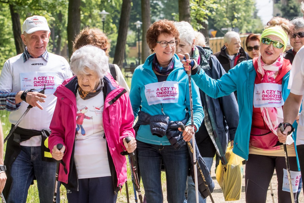 Zdjęcie seniorów z kijkami