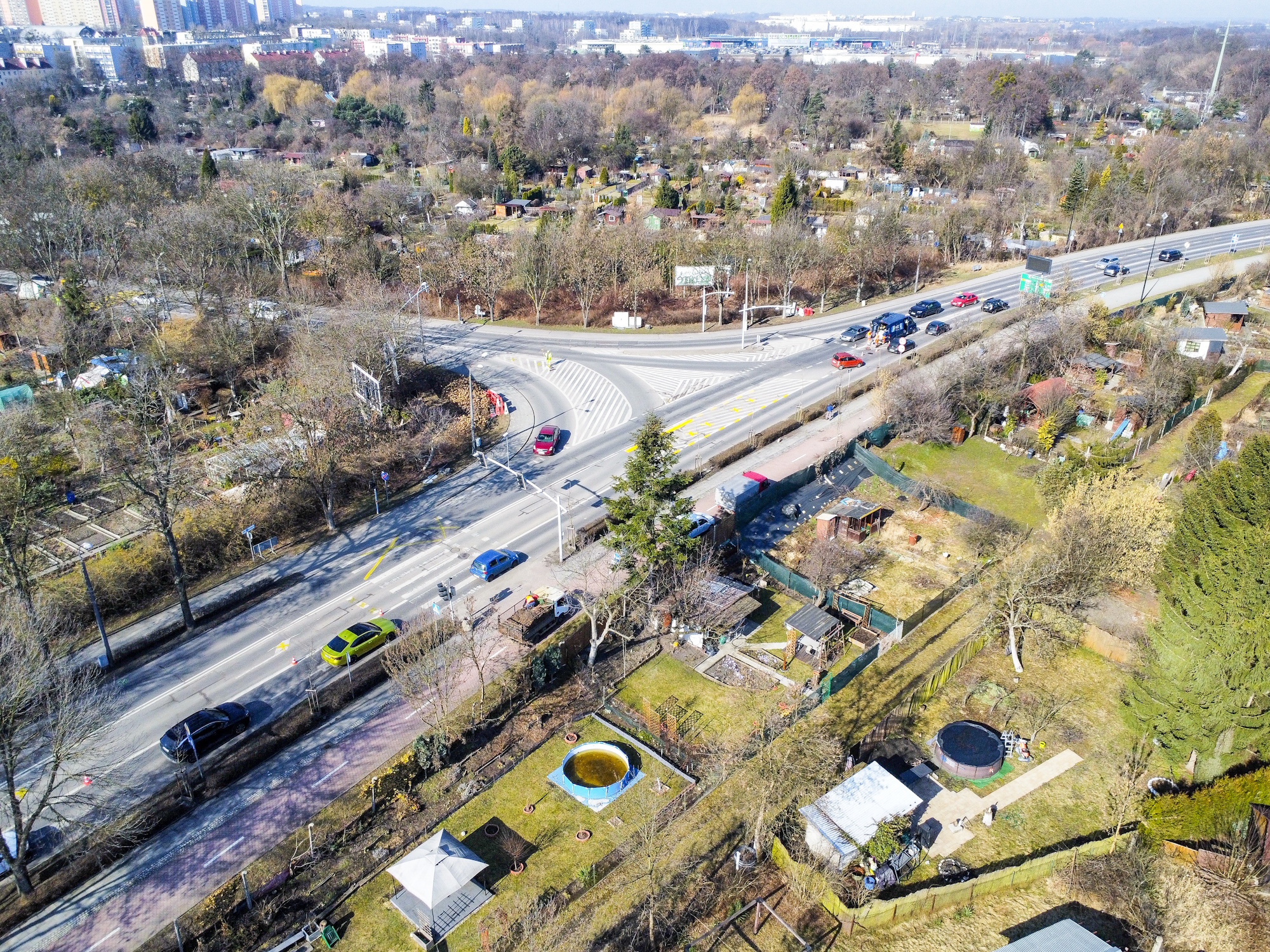 panorama ulicy Orlickiego i Wyspiańskiego z lotu ptaka, po prawej stronie widoczne ogródki działkowe i trasa rowerowa