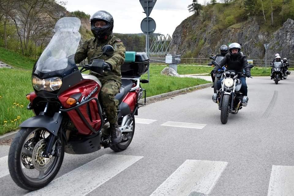 Jeźdźcy na motorach na drodze