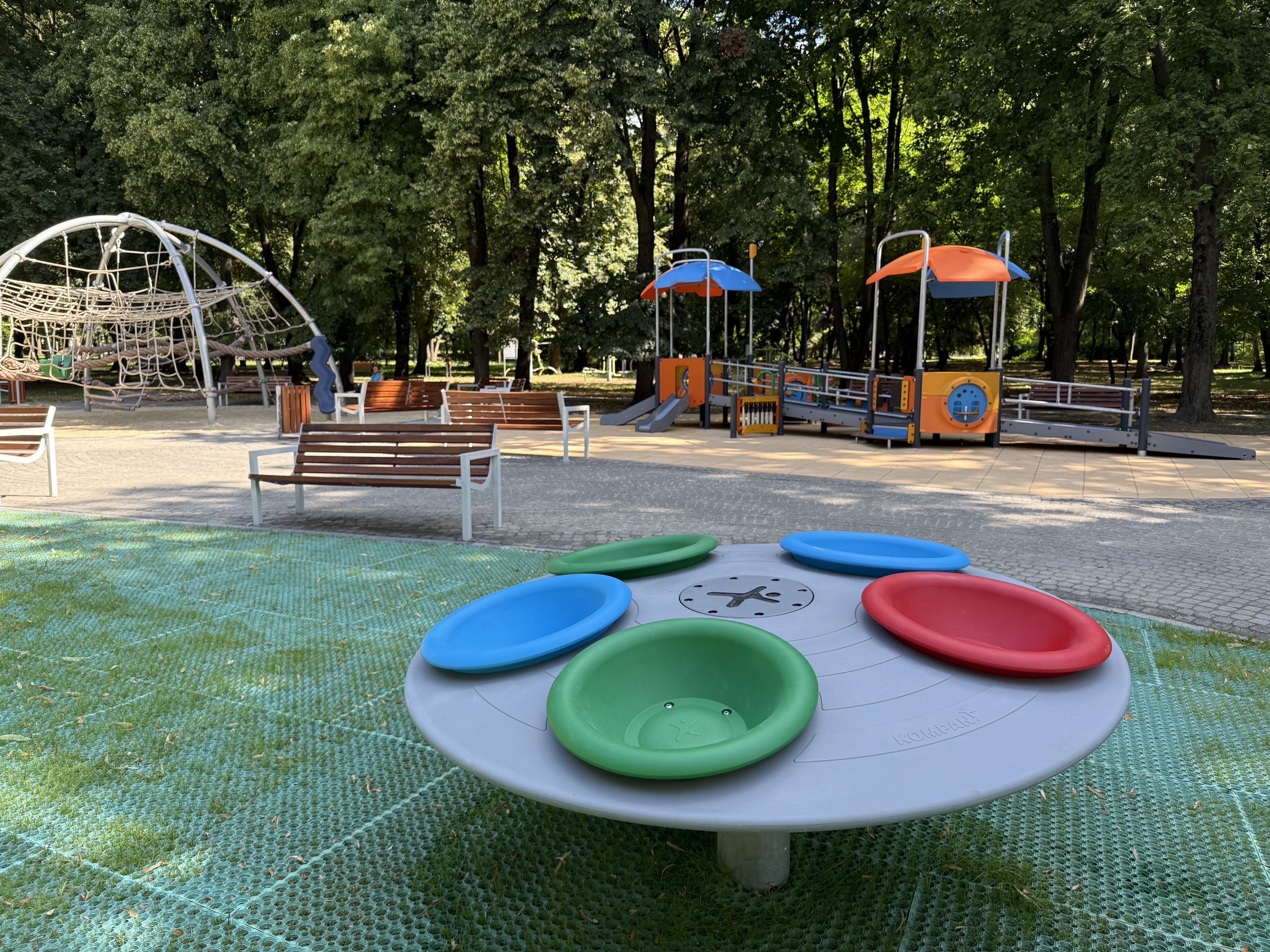 karuzela na placu zabaw, w tle linarium