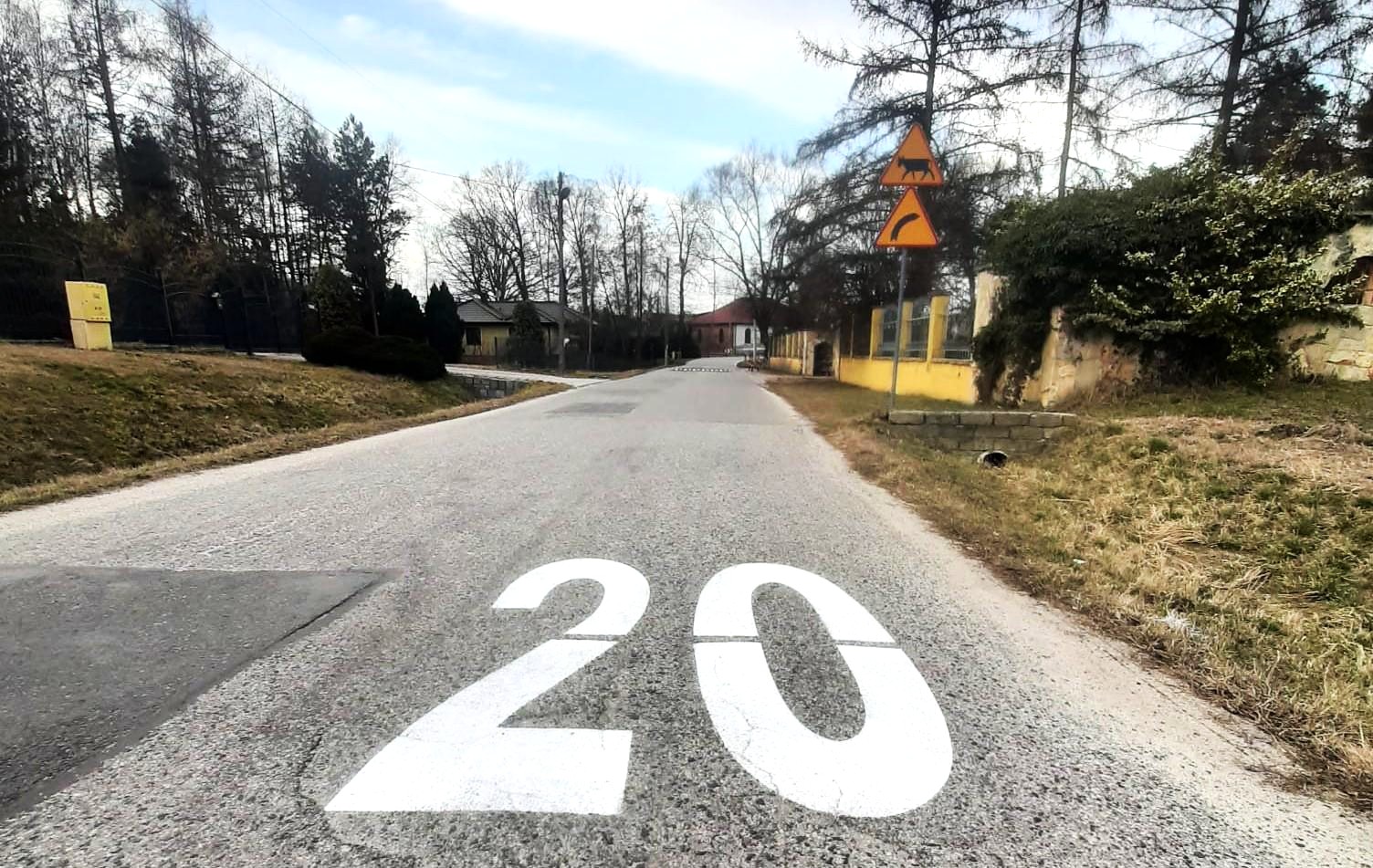 piktogram 20 wymalowany na asfalcie ulicy w Brzezince