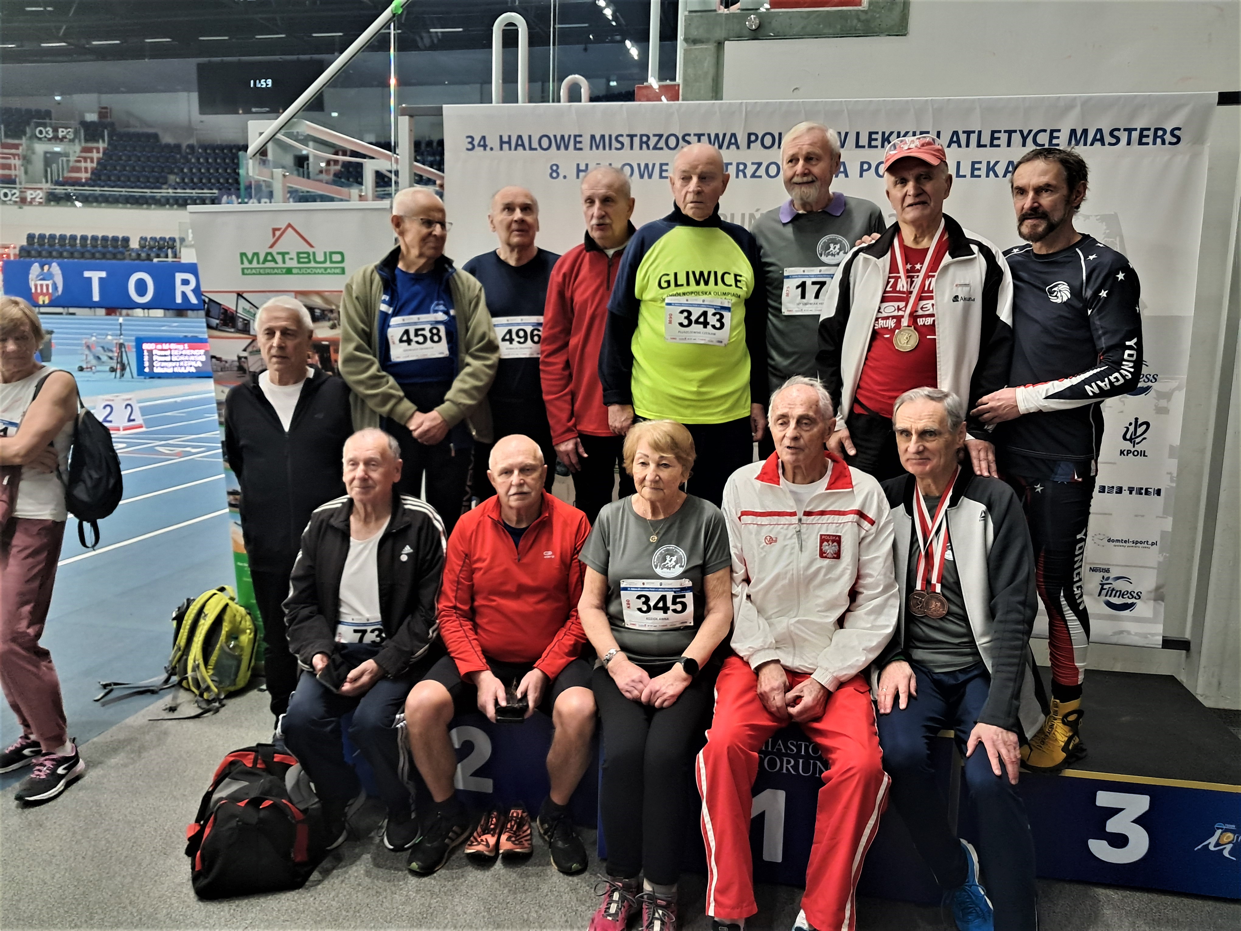 Reprezentacja gliwickich seniorów pozująca na podium