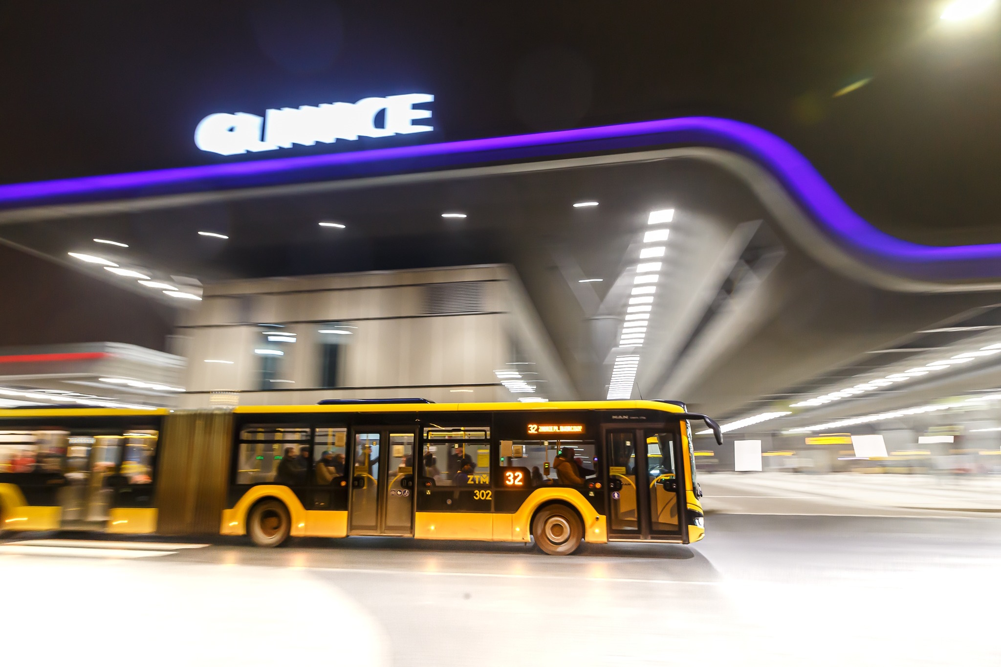 autobus w centrum przesiadkowym