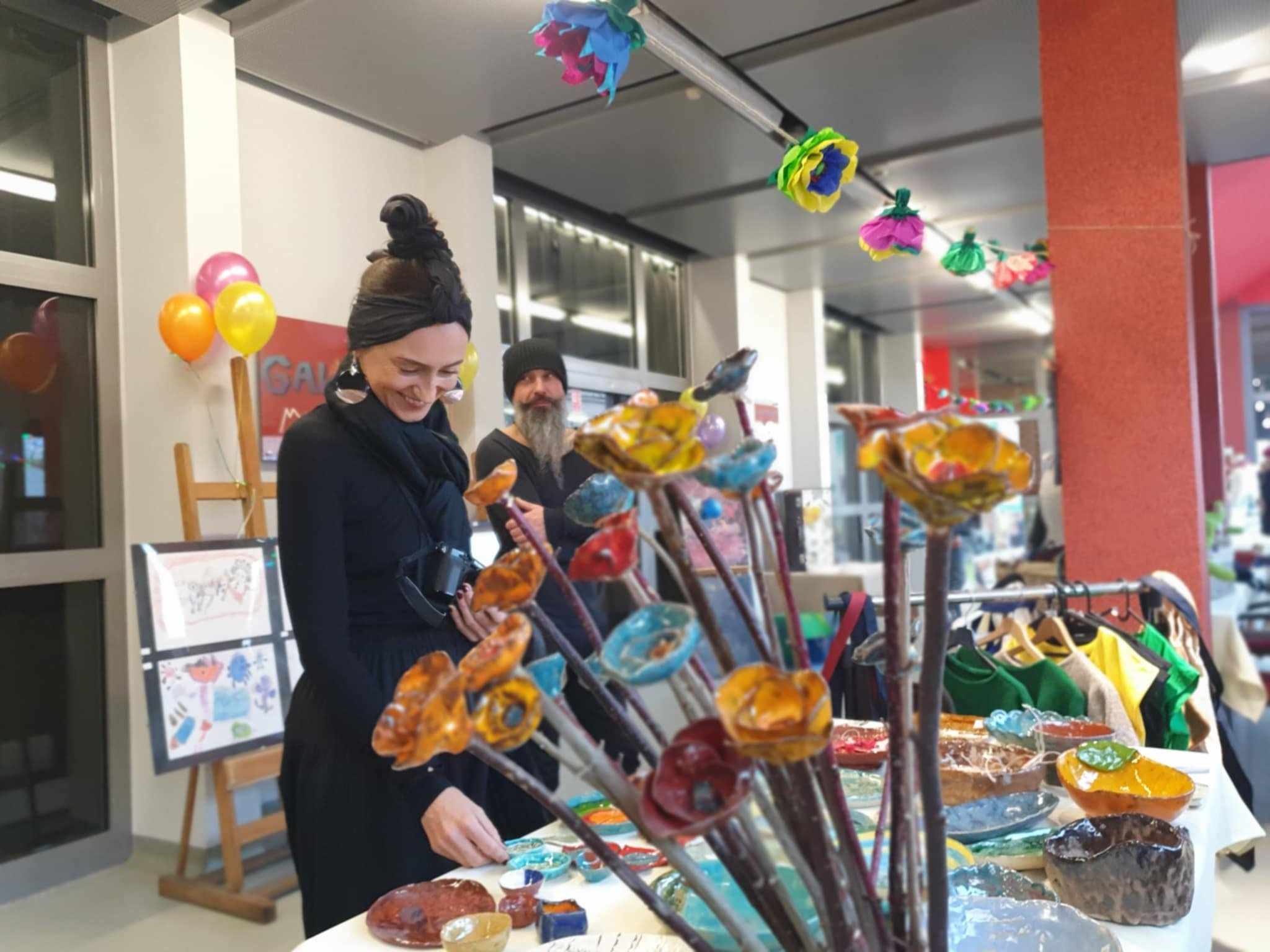 ludzie na kiermaszu i przedmioty własnej roboty