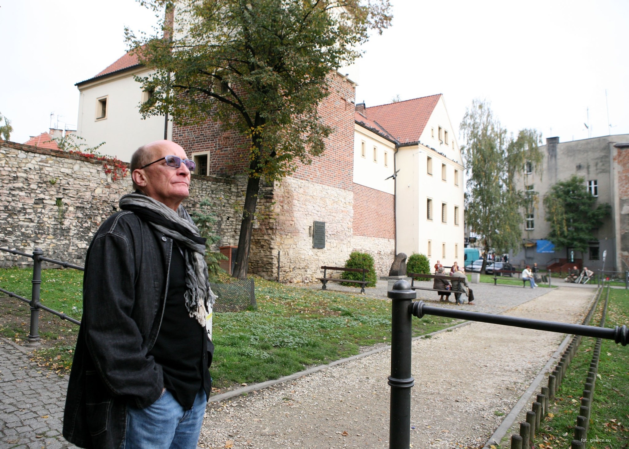 mężczyzna przy Zamku Piastowskim