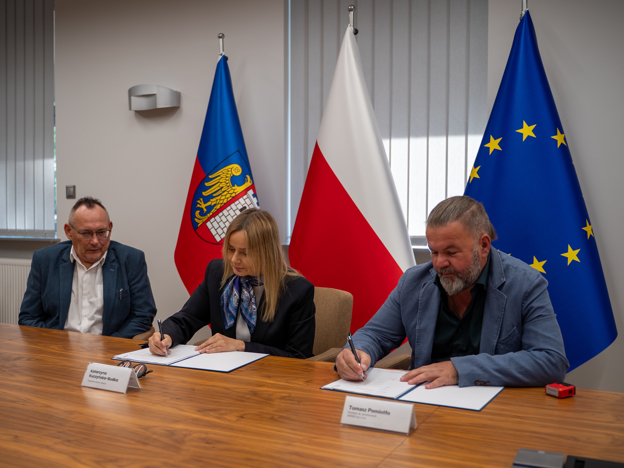 Przy ul. Fizyków, w miejscu starego boiska trawiastego, powstanie kompleks sportowy typu Orlik z dwoma boiskami, zapleczem i infrastrukturą towarzyszącą. Zaprojektuje go i wybuduje wyłoniona w przetargu firma Anmed Sp. z o.o. z Dzierżysławia, z którą miasto podpisało dziś umowę.