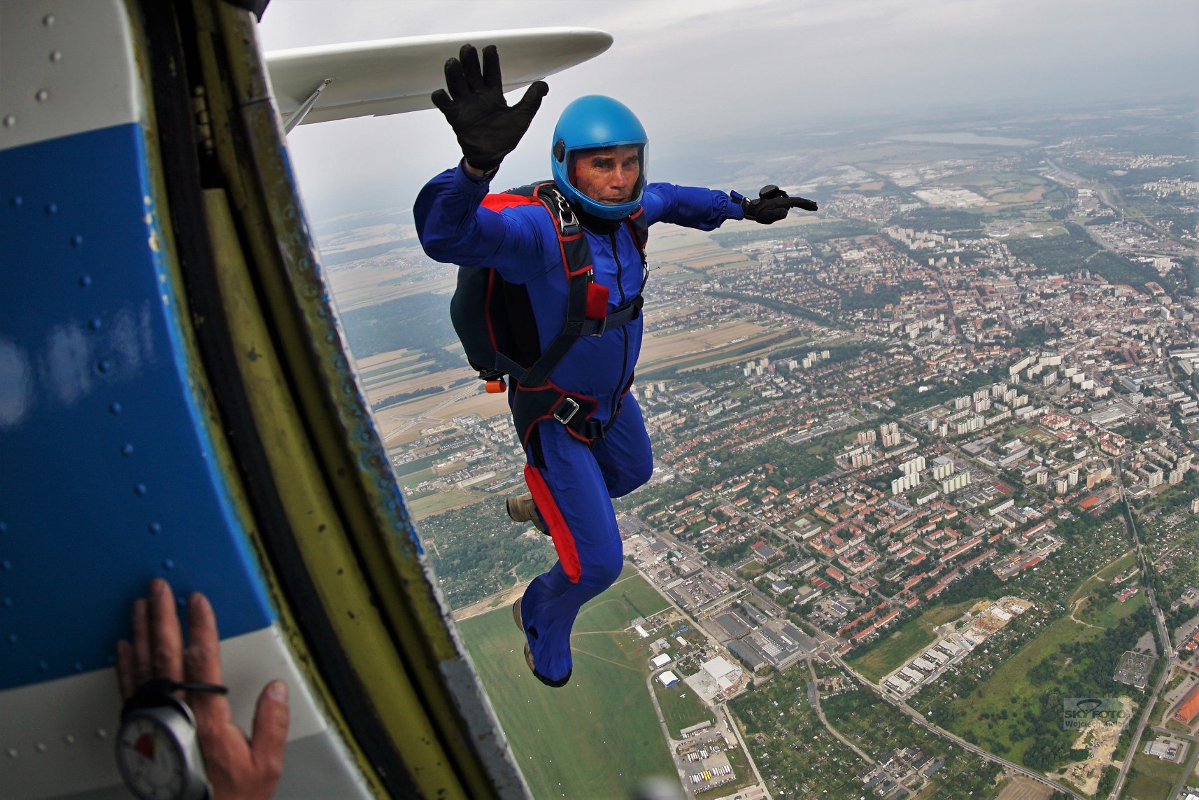 Jan Isielenis podczas skoku ze spadochronem