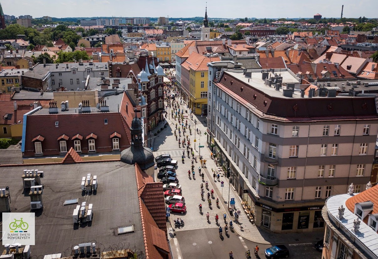 Rowerzyści jadący ul. Zwycięstwa, widziani z lotu drona