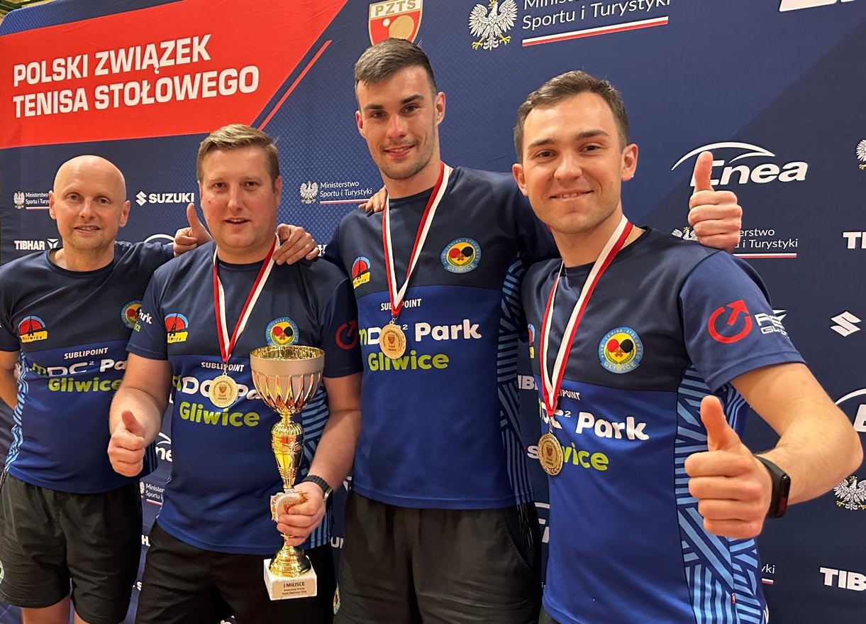 Zespół KTS Gliwice ze złotymi medalami i pucharem