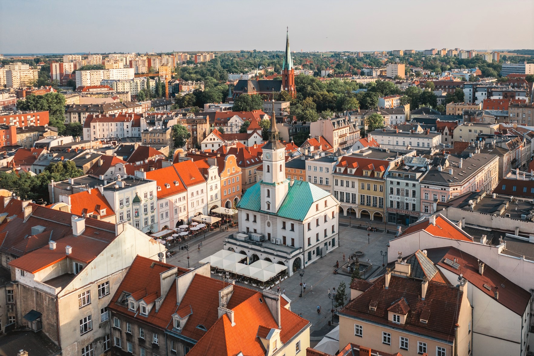 zdjęcie gliwickiego rynku z góry z ratuszem i kamieniczkami