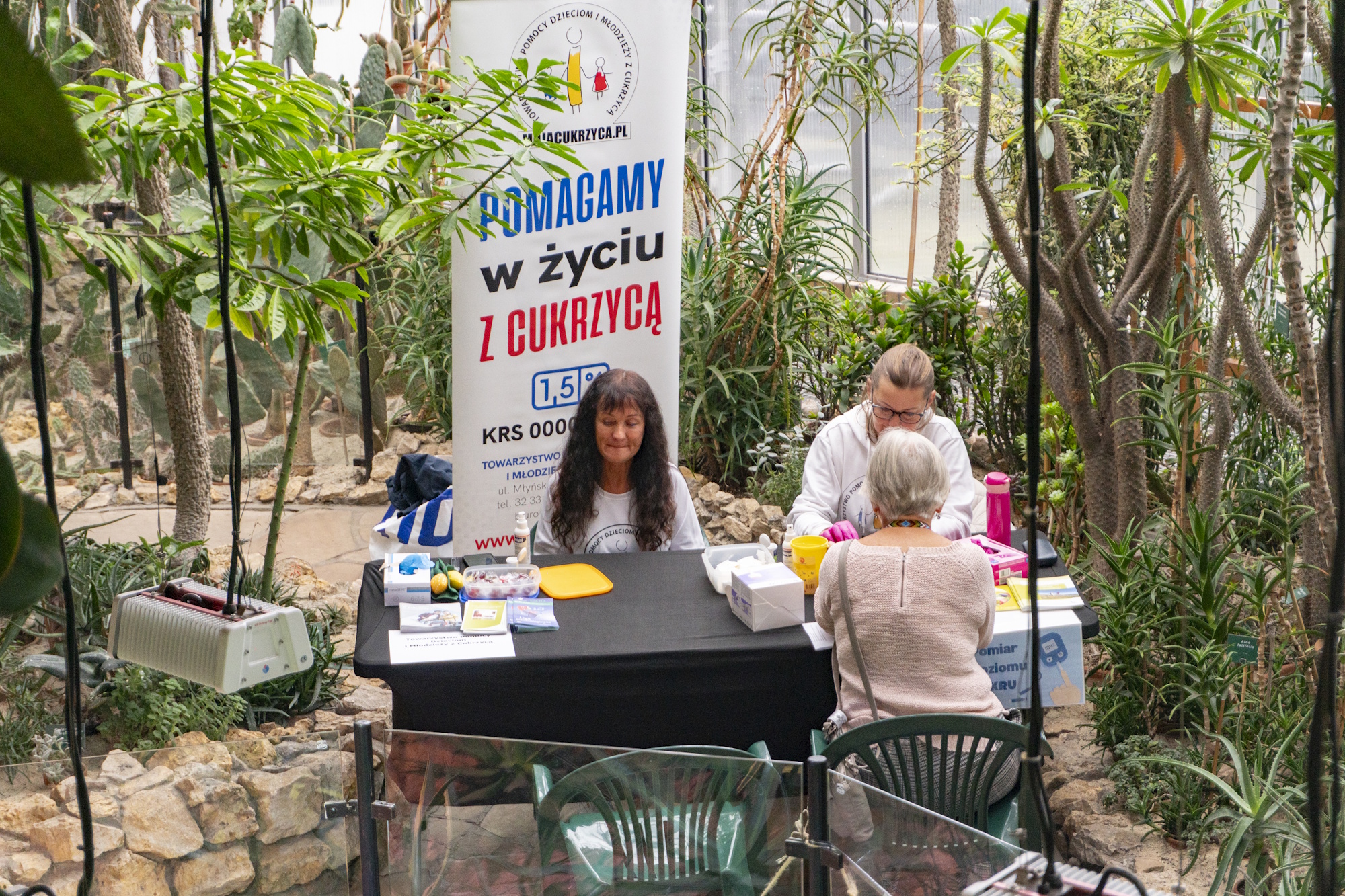 kobiety w Palmiarni przy stole stoiska cukrzycowego