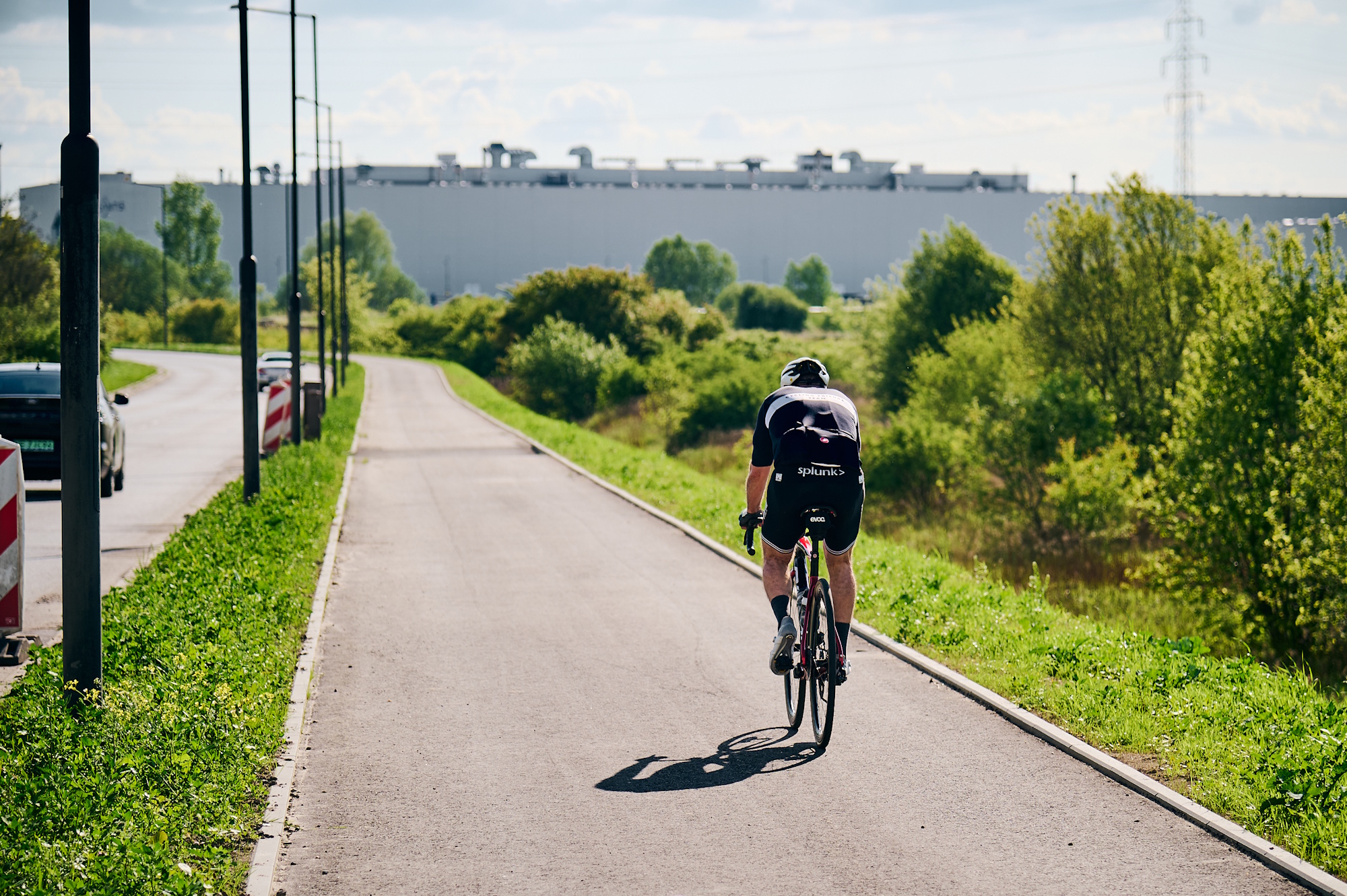 gliwicka sieć dróg rowerowych, ciągów pieszo-rowerowych i pasów dla rowerów liczy już ponad 140 kilometrów. Kolejne odcinki mają sprawiać, że rower stanie się coraz bardziej naturalnym wyborem w codziennych podróżach – do pracy, szkoły, na zakupy lub rekreacyjny przejazd przez miasto.