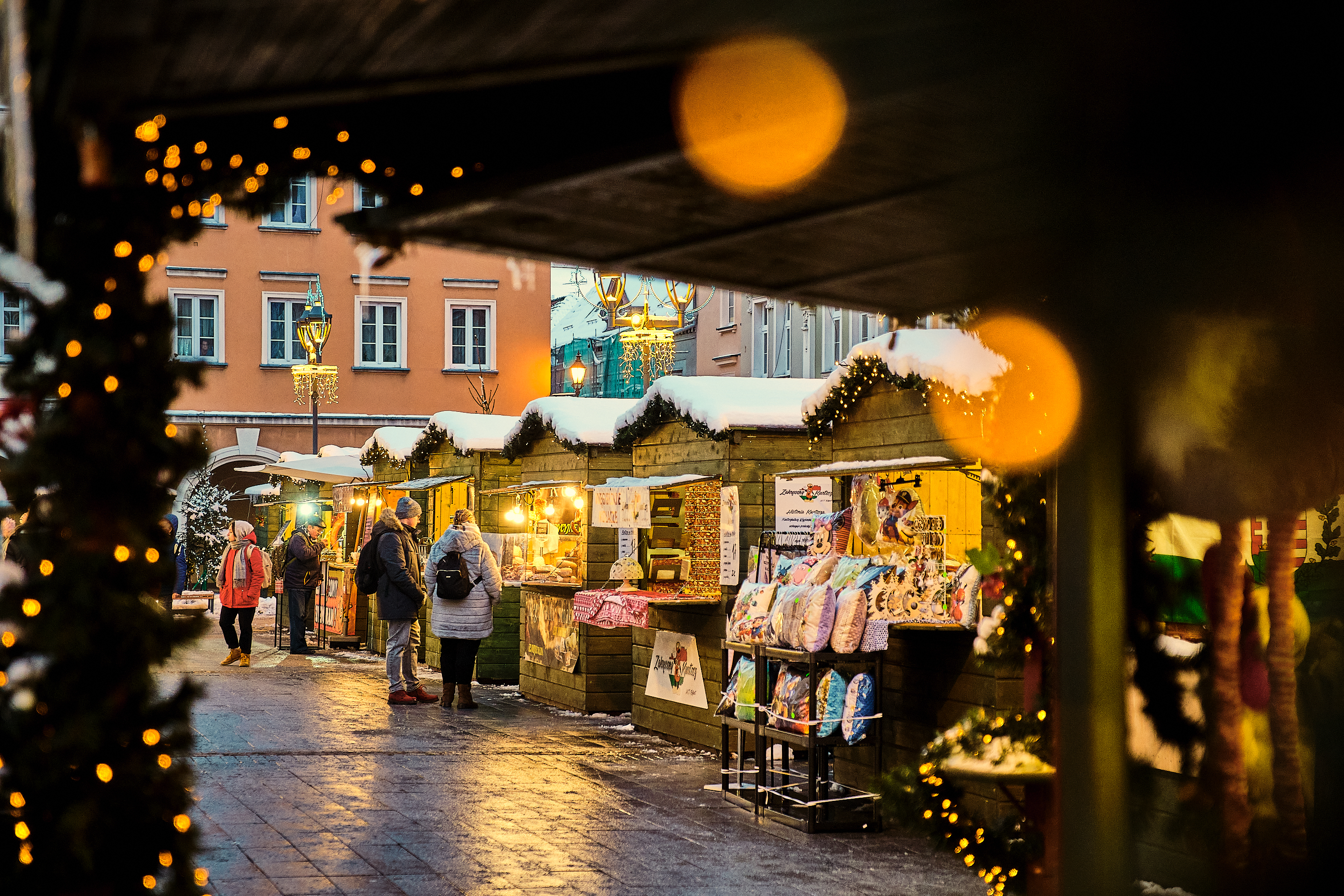 Rozświetlone stragany na jarmarku