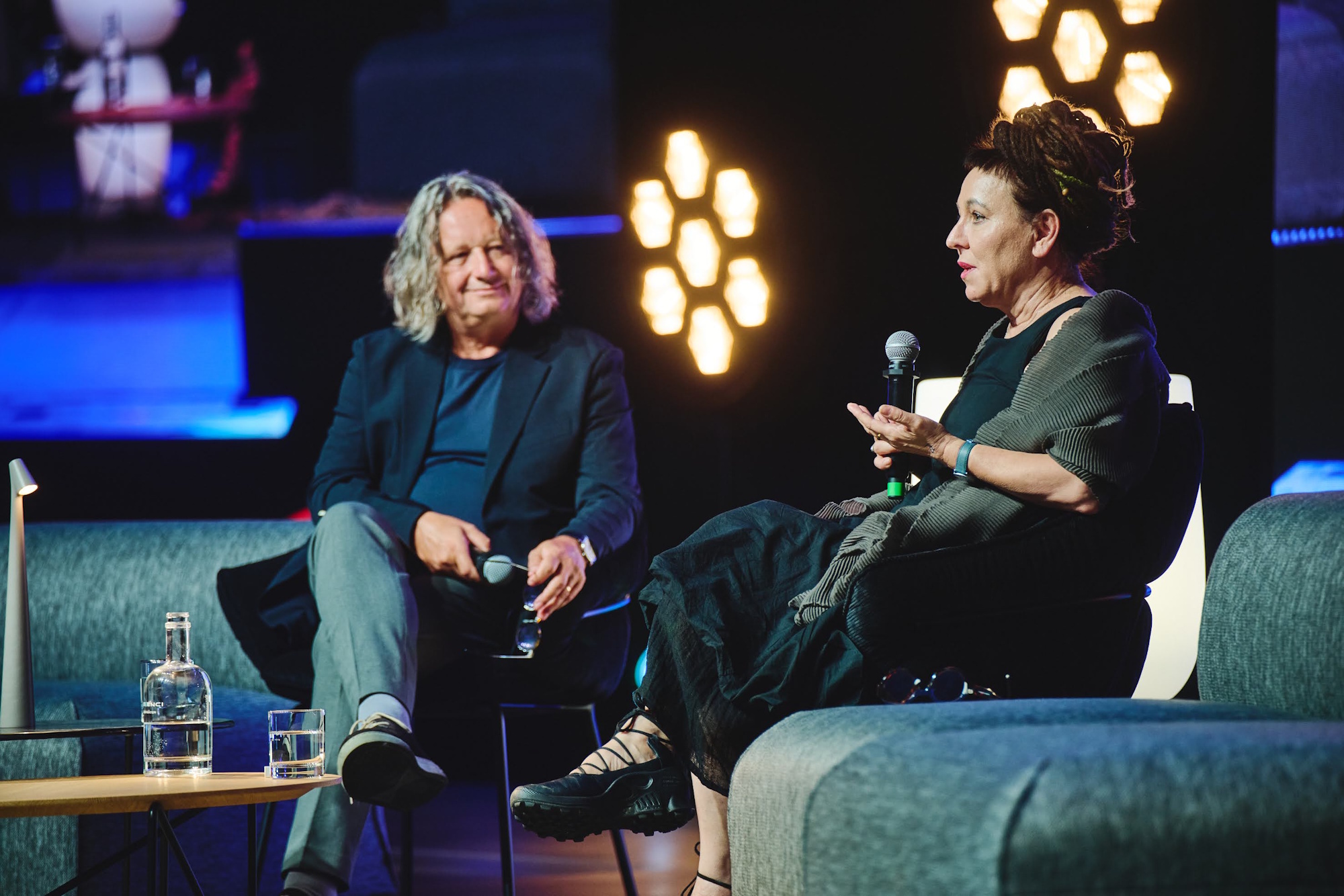 Kobieta i mężczyzna rozmawiają na scenie