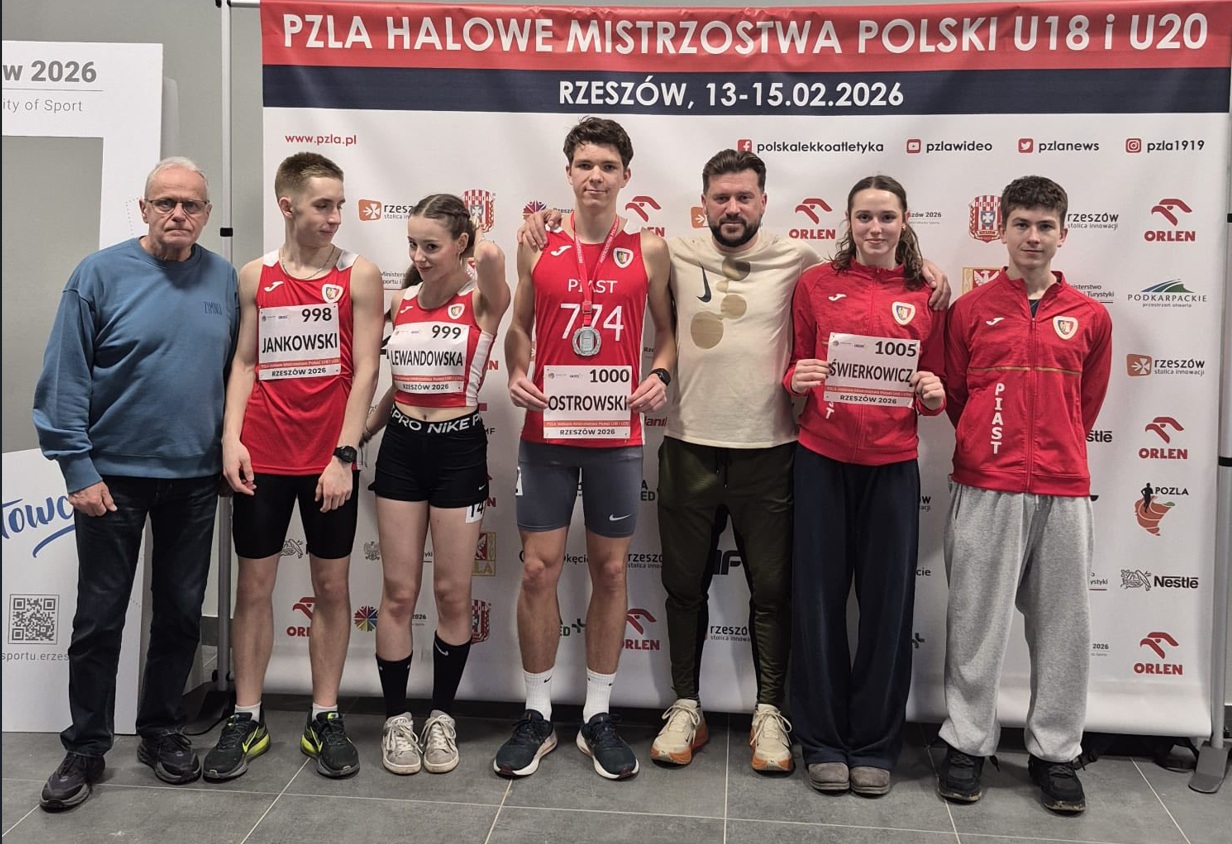Reprezentanci Piasta Gliwice z trenerem