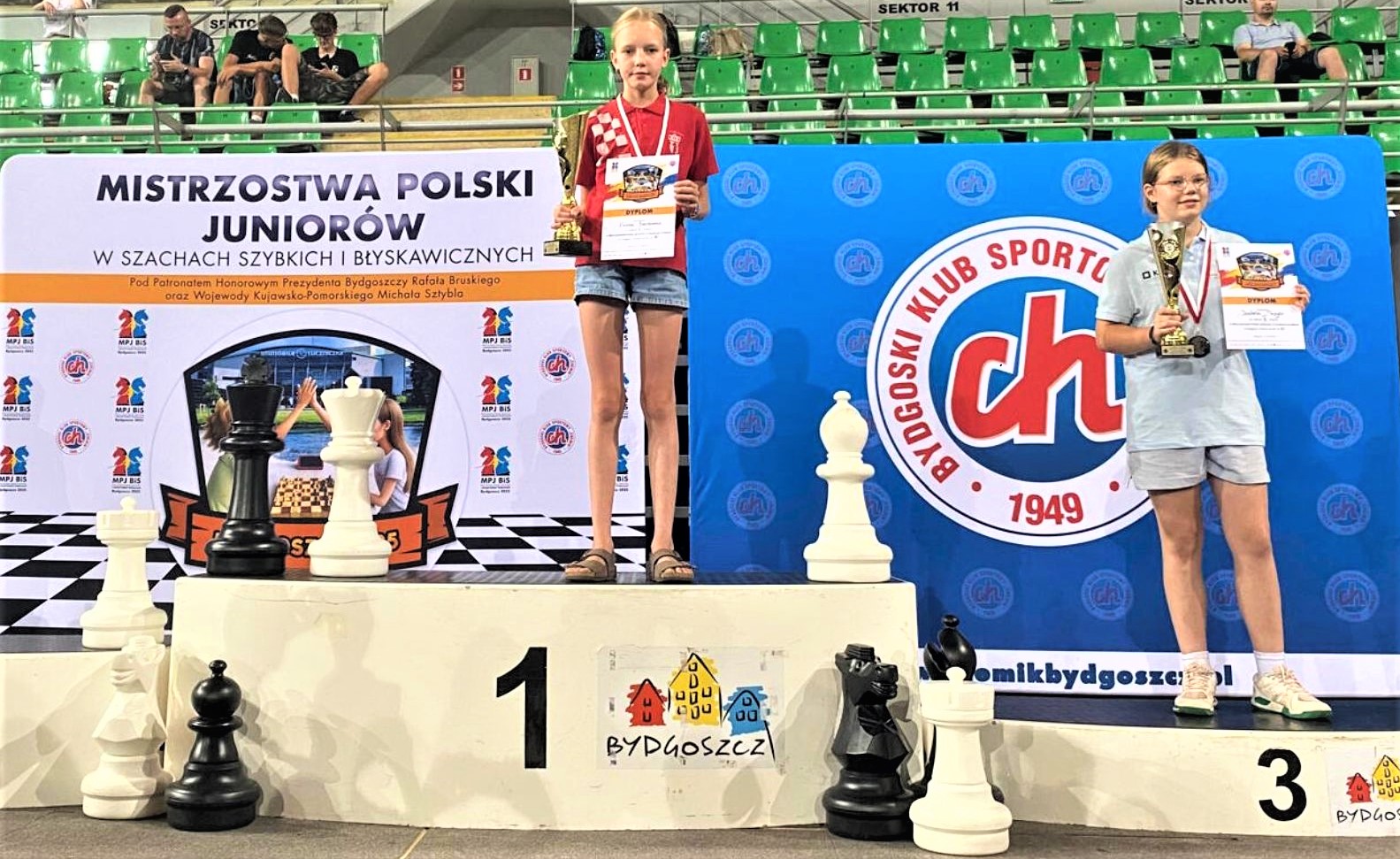 Dwie dziewczynki na podium