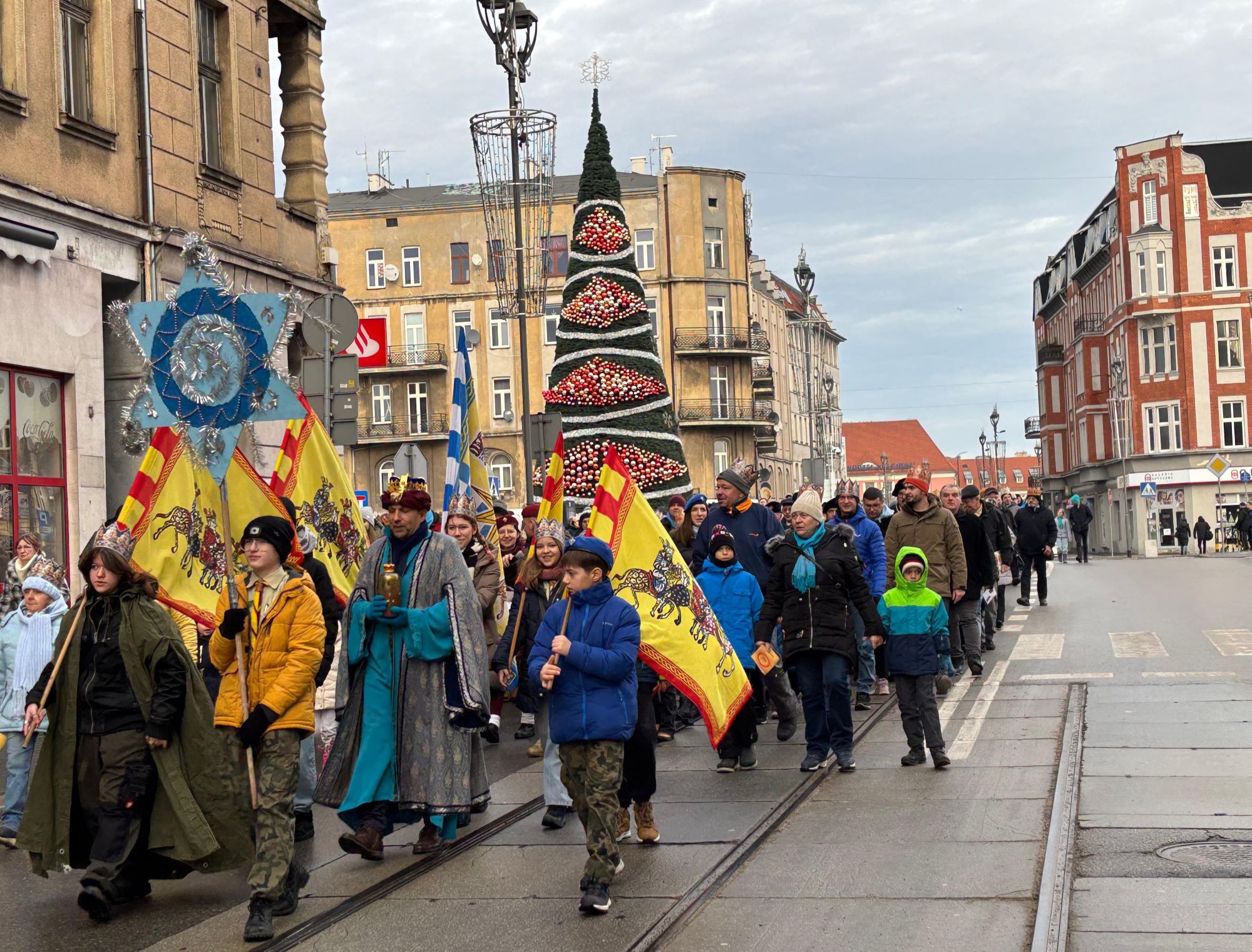 Uczestnicy Orszaku Trzech Króli idą ulicą