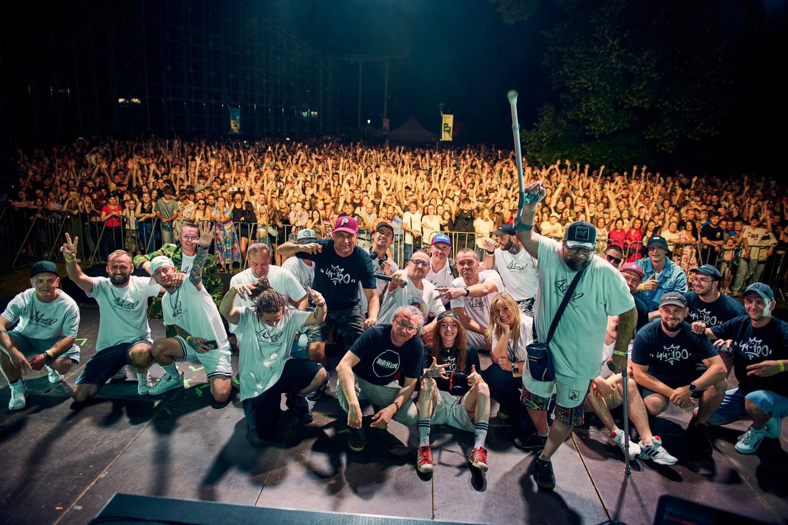 Koncert zamknięcia, na scenie grupa 44-100 z publicznością