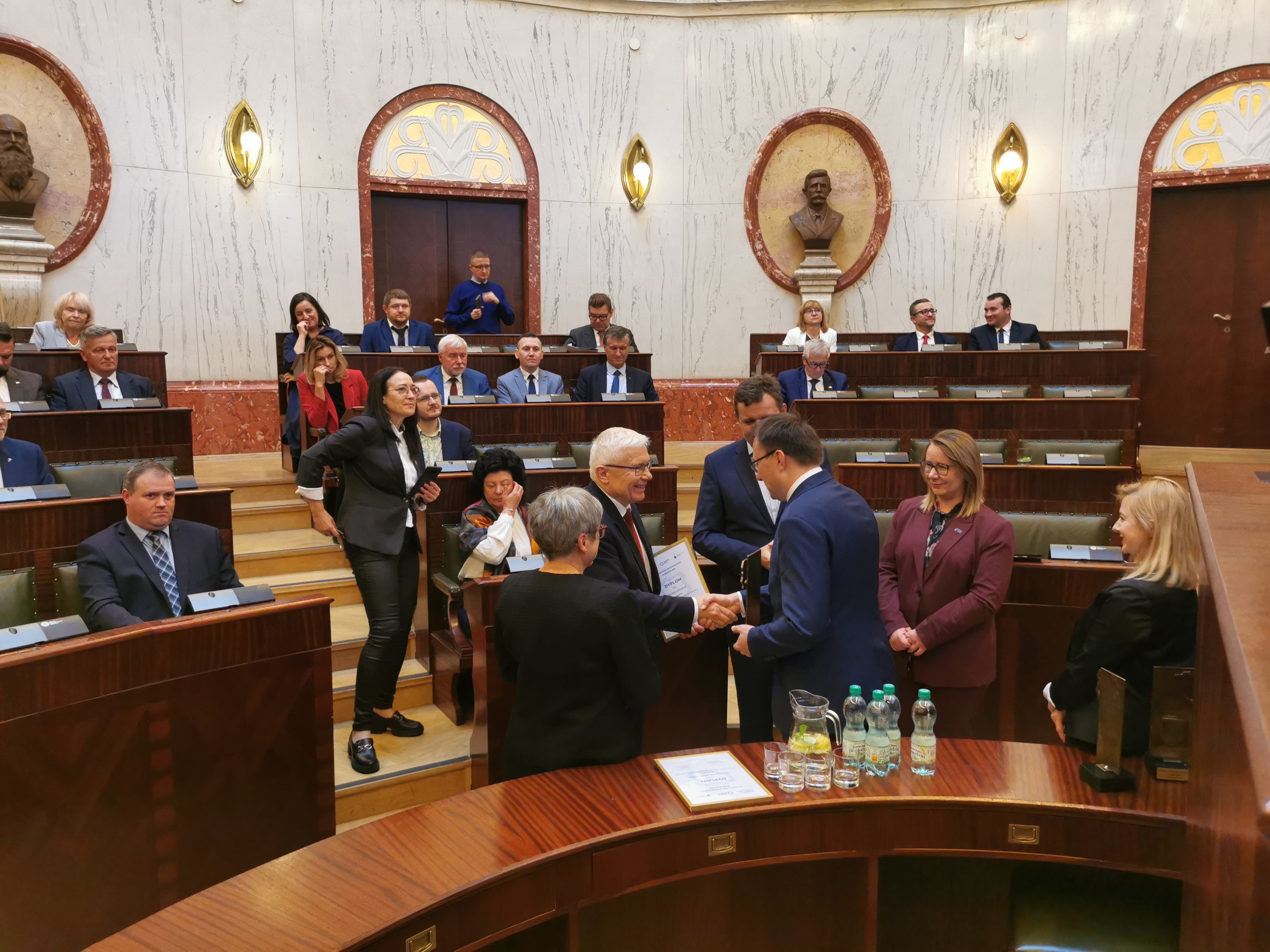 Prezydent Gliwic Adam Neumann odbierający statuetkę