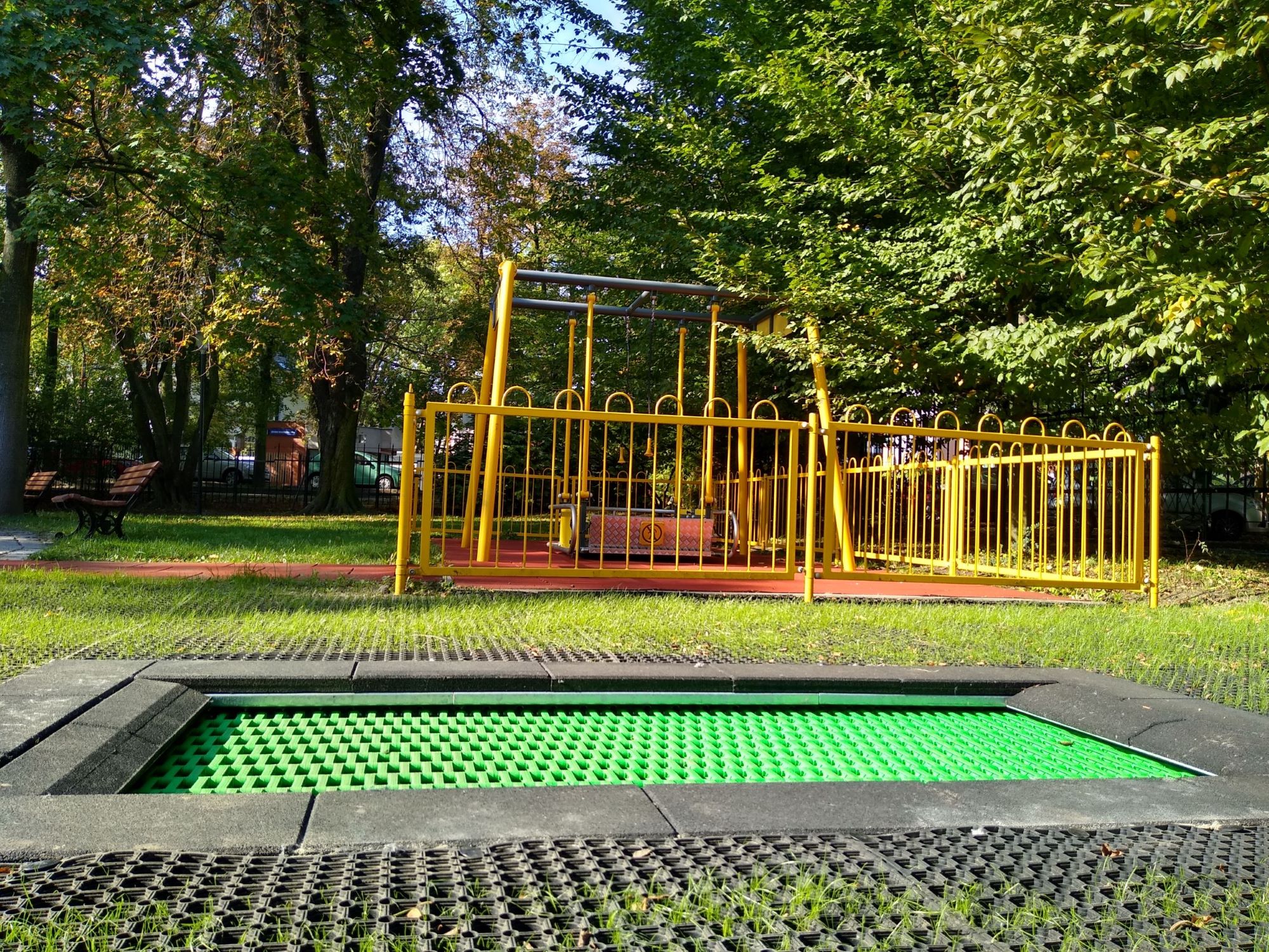 Trampolina na placu zabaw w parku Chopina