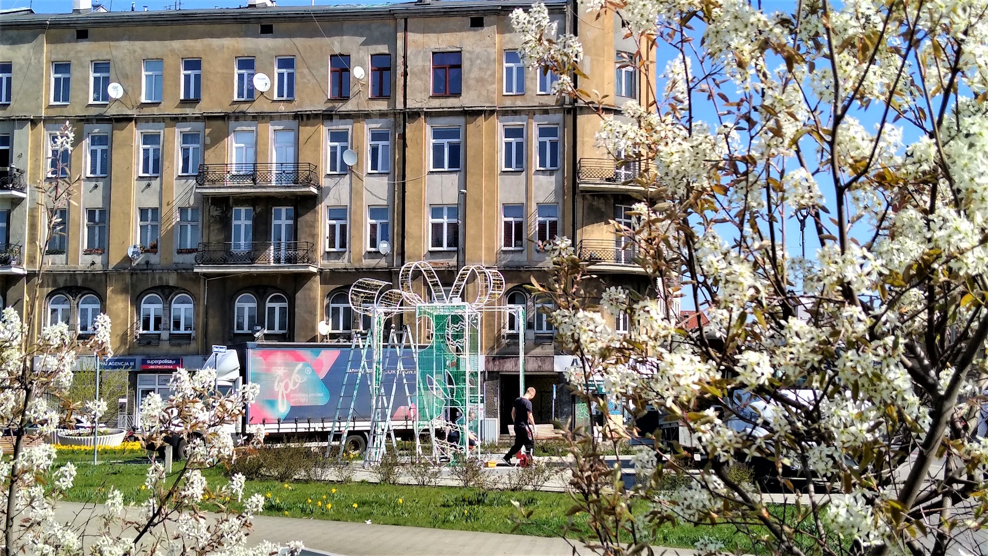 drzewa z białymi kwiatami, konstrukcja nowej ozdoby w kształcie prezentu