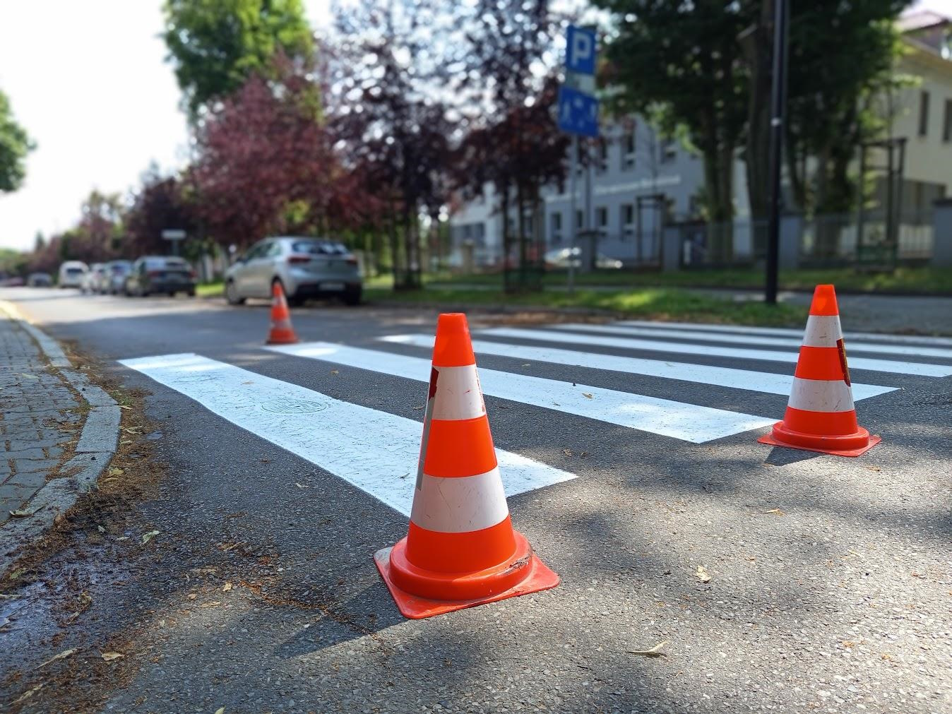 pachołki na przejściu dla piewszych