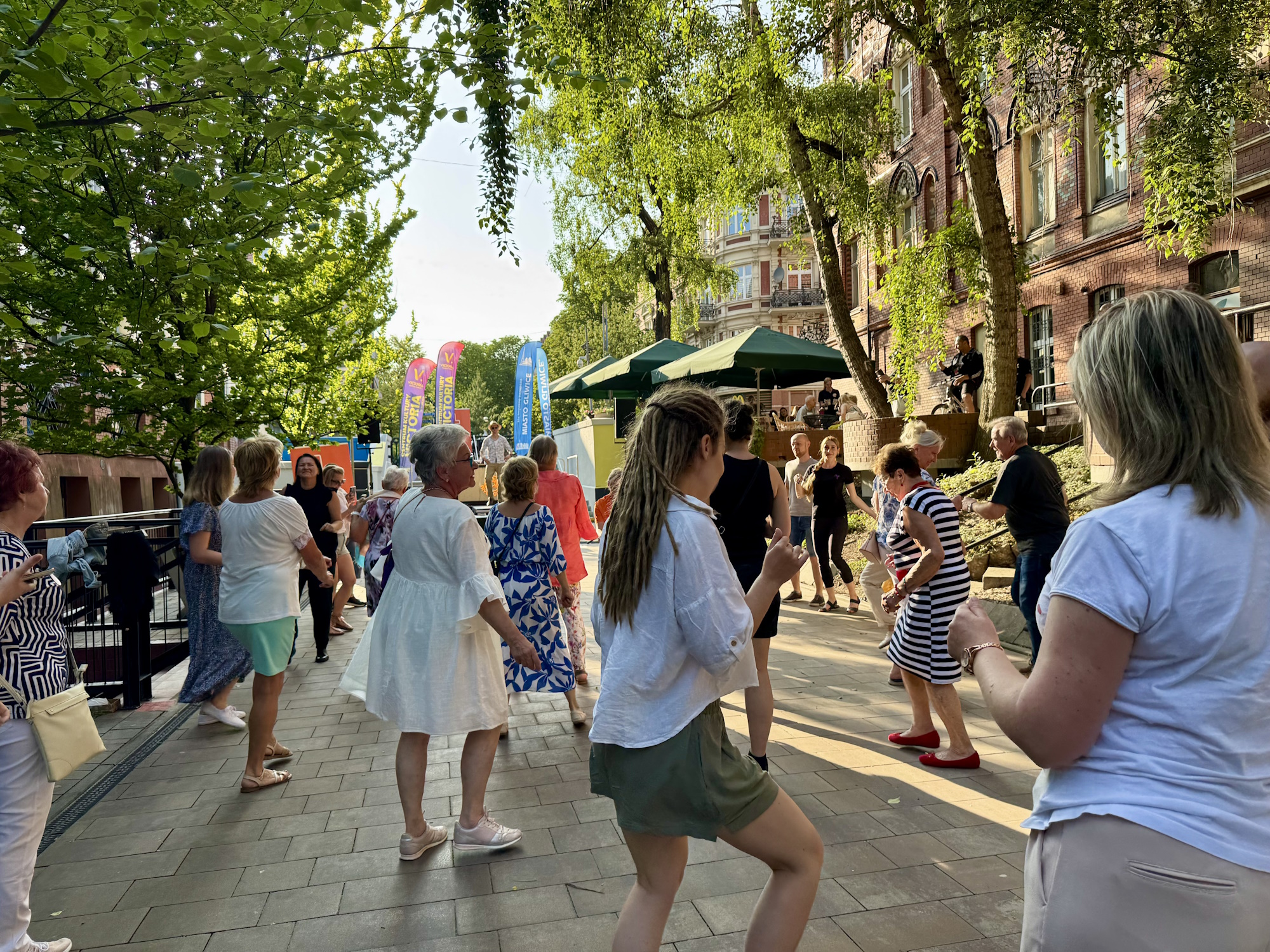 Ludzie tańczą na alei Przyjaźni