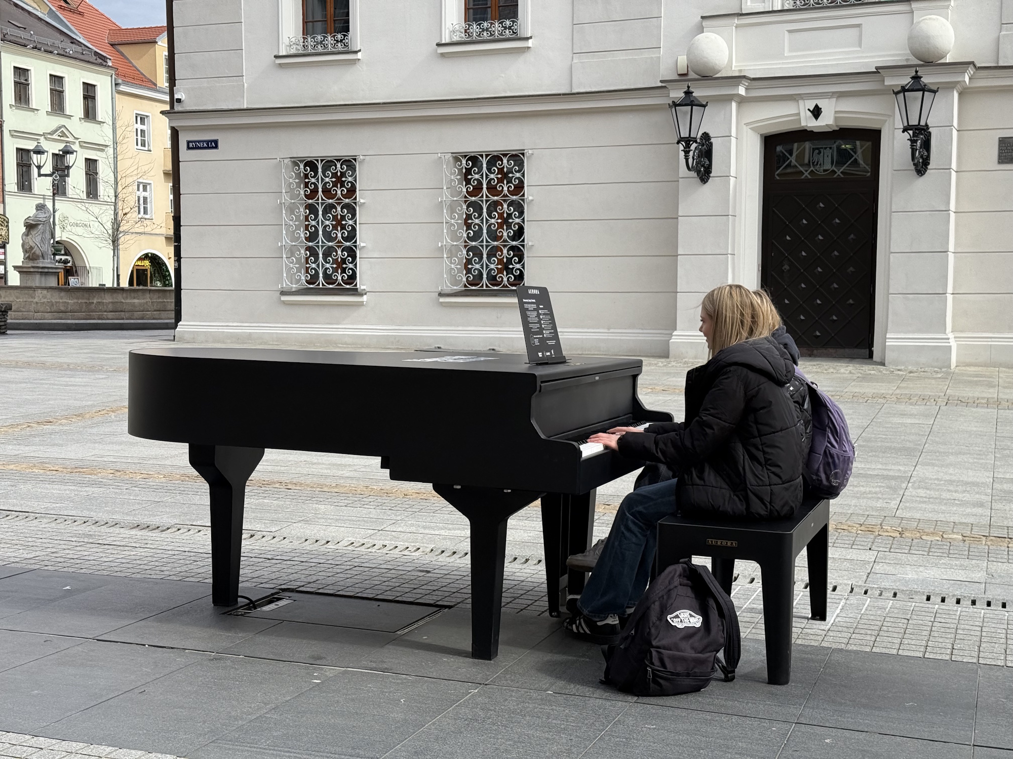 Dziewczyny grają na fortepianie
