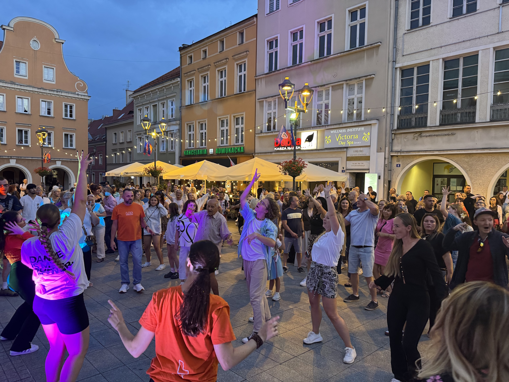 Ludzie tańczą na Rynku