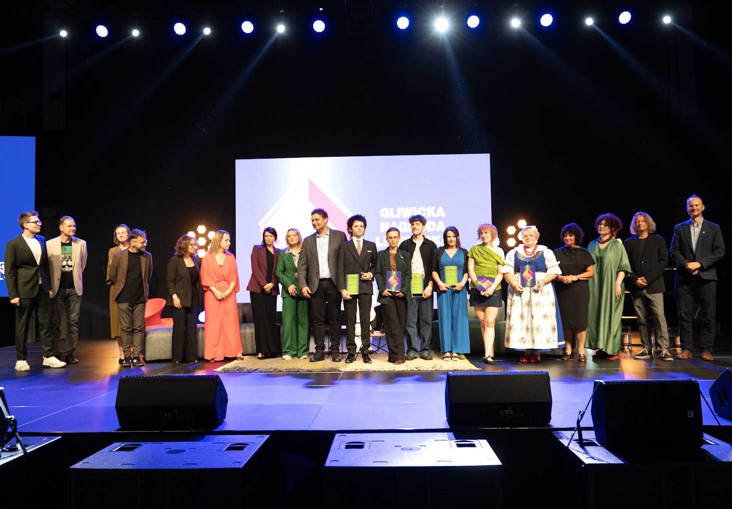 Zdjęcie laureatów i jurorów na scenie