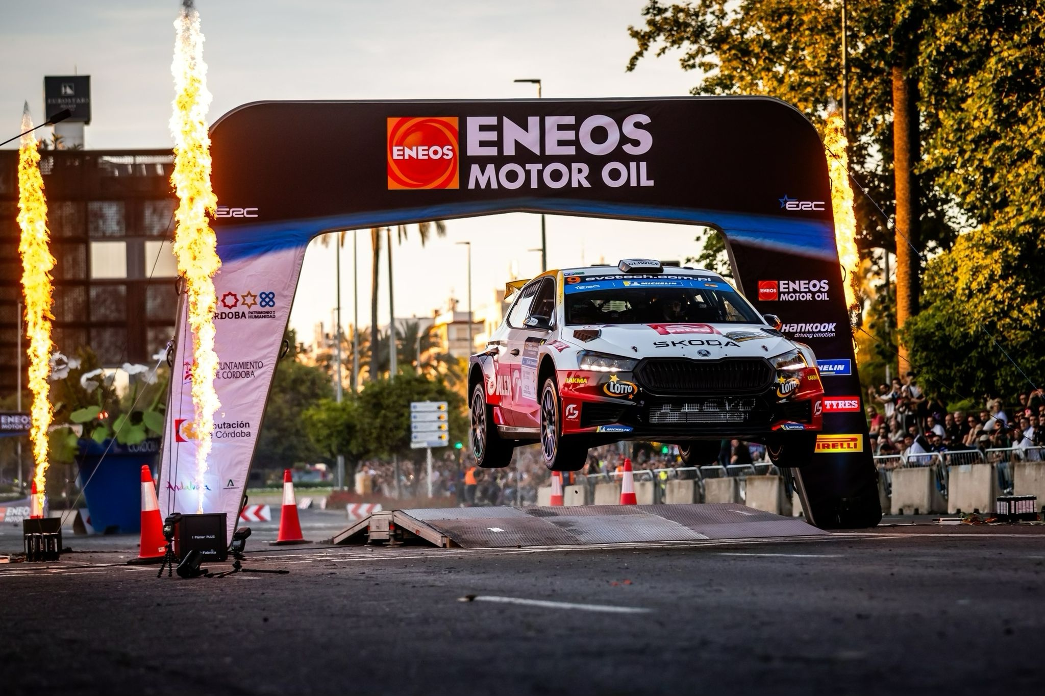 Rajdówka Polaków skacząca przez metę