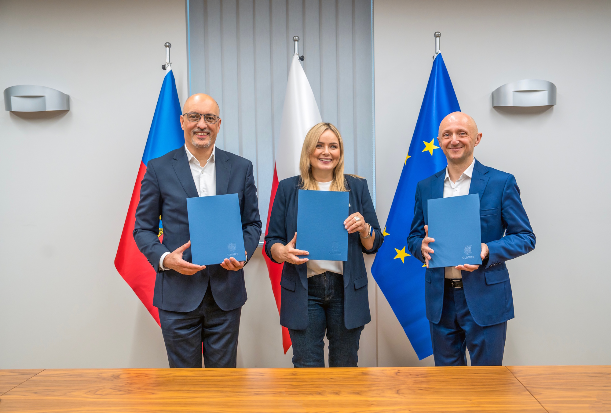 mężczyźni i kobieta