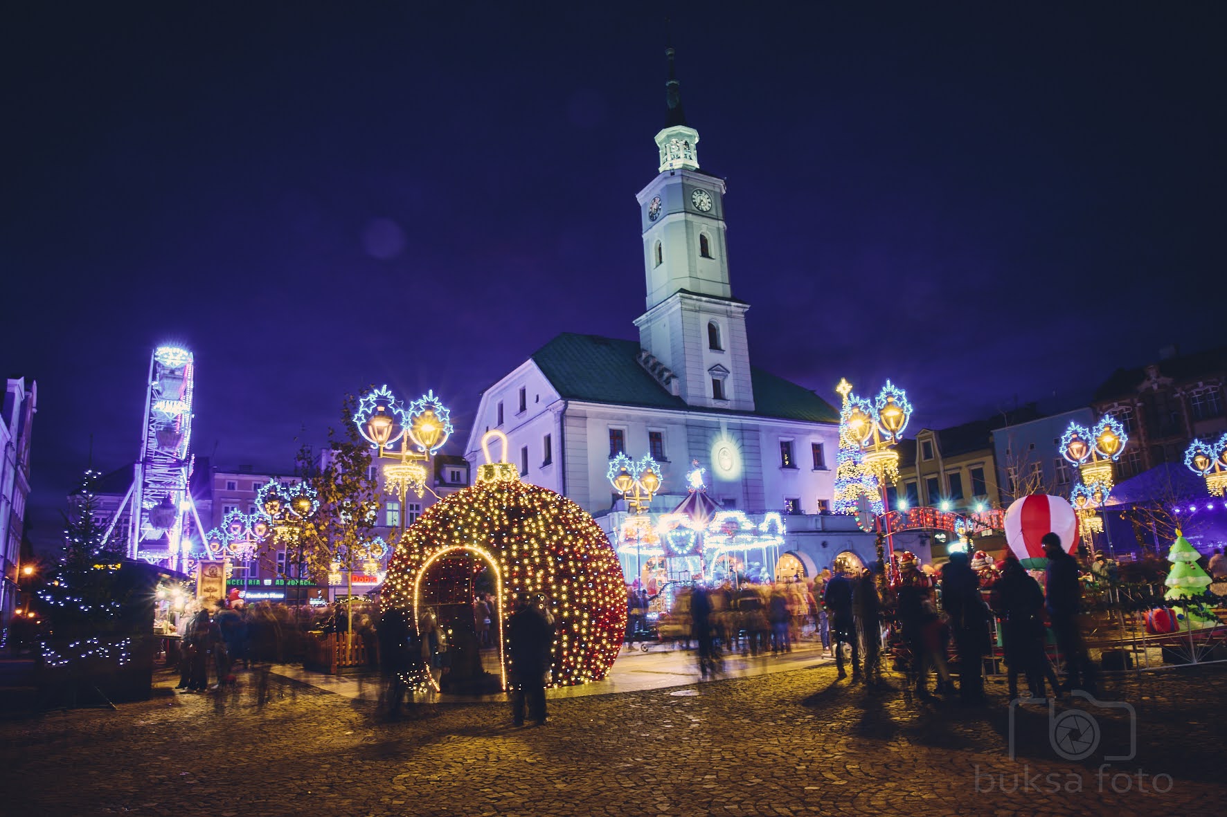 Oświetlony świątecznymi lampkami Rynek w Gliwicach