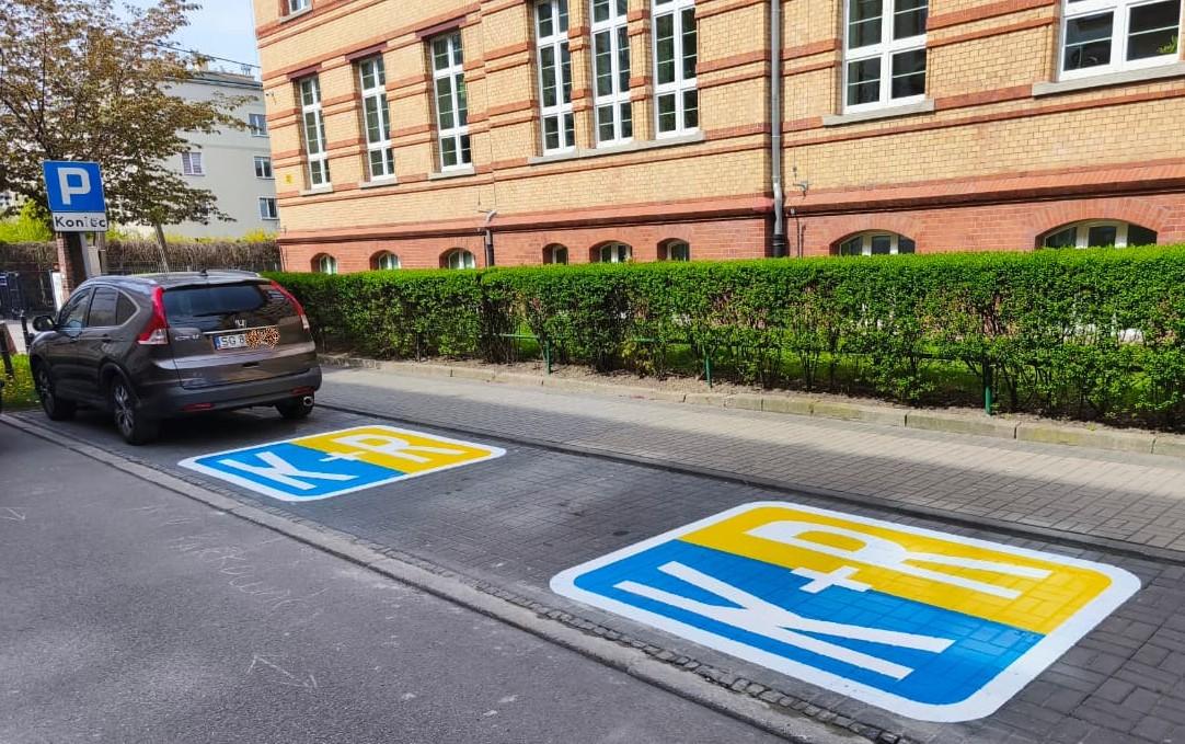 Przy ul. Ziemowita wprowadzono pierwsze w Gliwicach pilotażowe oznakowanie miejsc krótkiego zatrzymania typu „Kiss & Ride” (pocałuj i jedź)