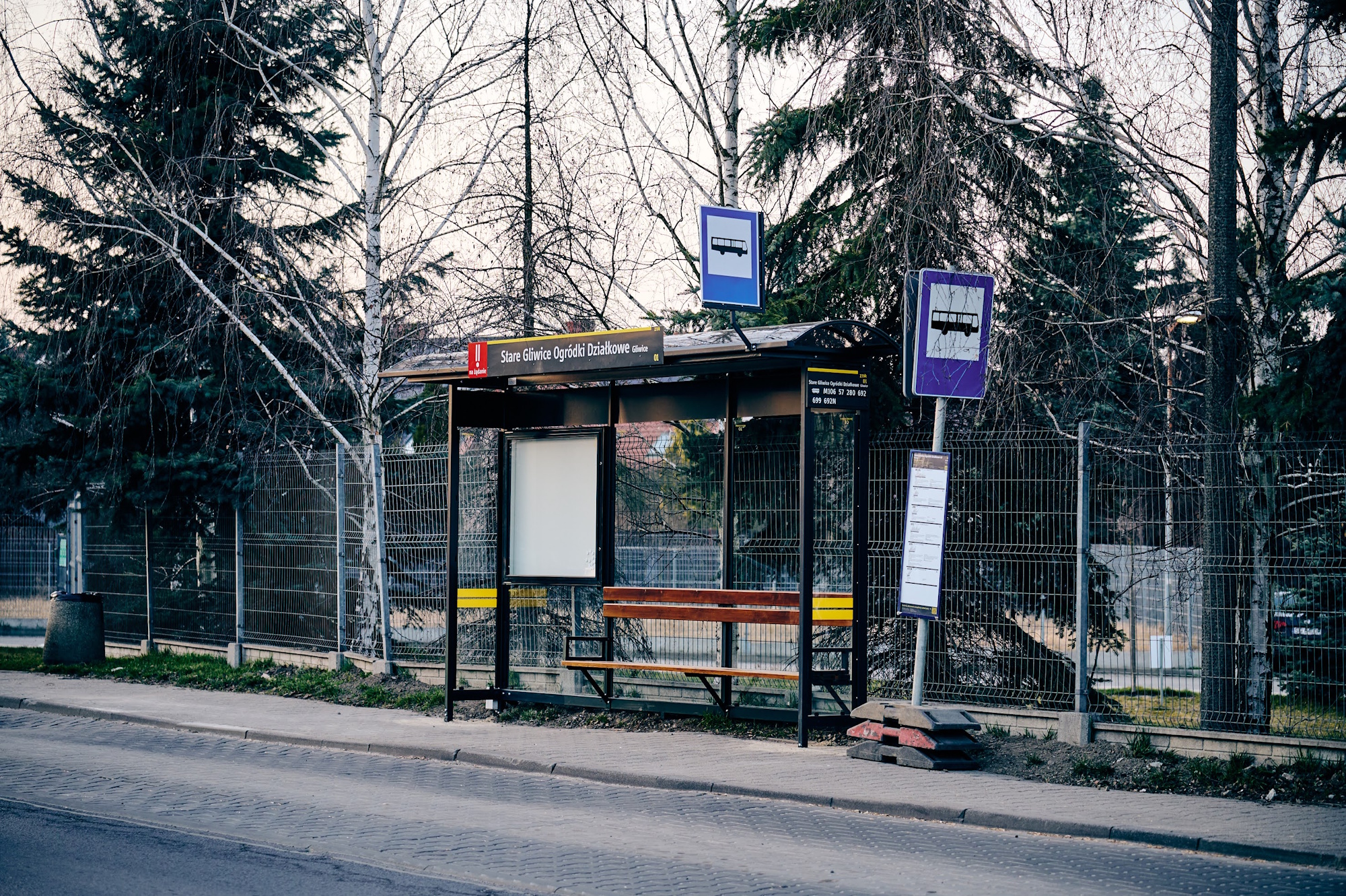 nowa wiata przystankowa przy ul. Kozielskiej, przystanek Ogródki Działkowe 01