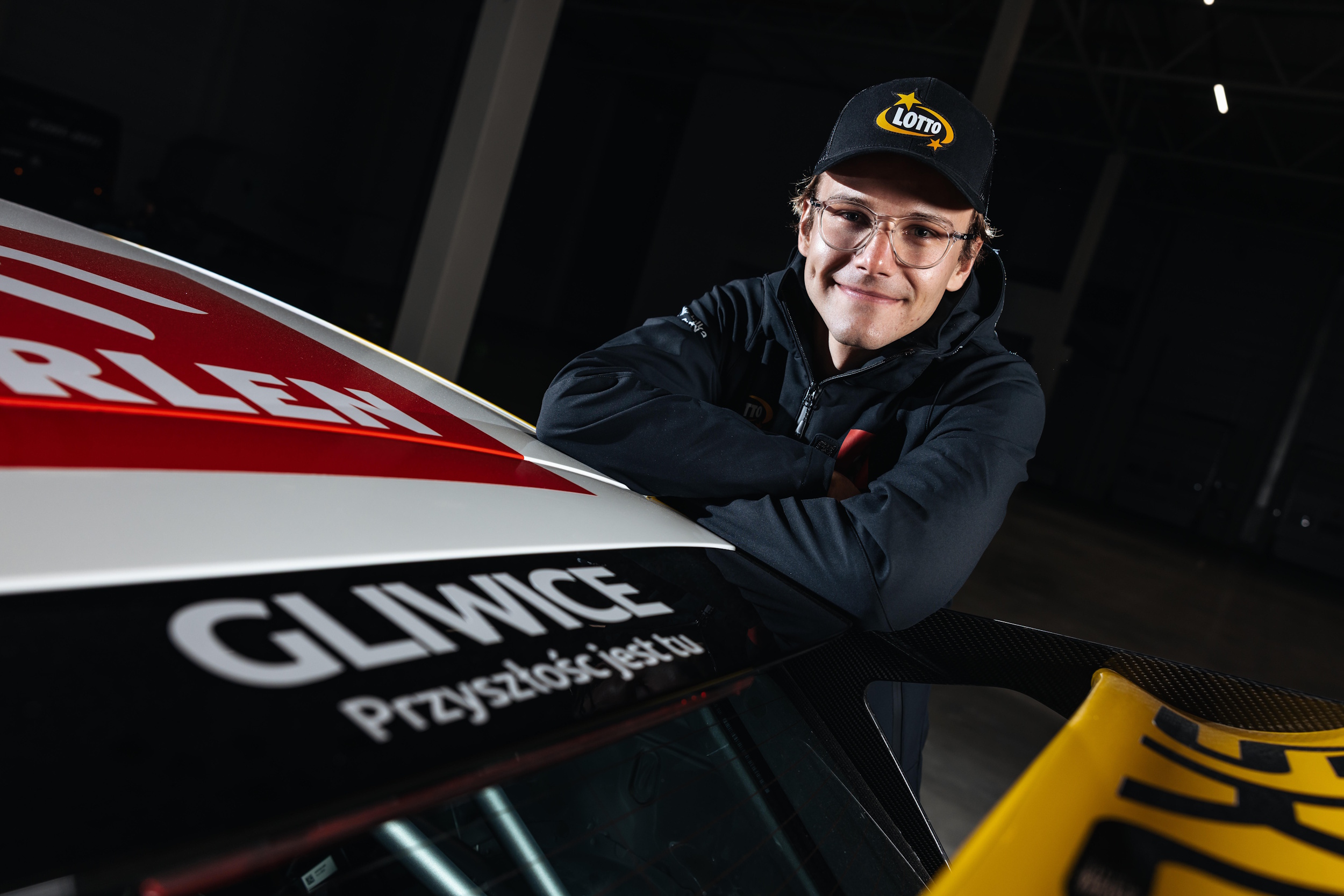 Jakub Matulka przy samochodzie z napisem Gliwice